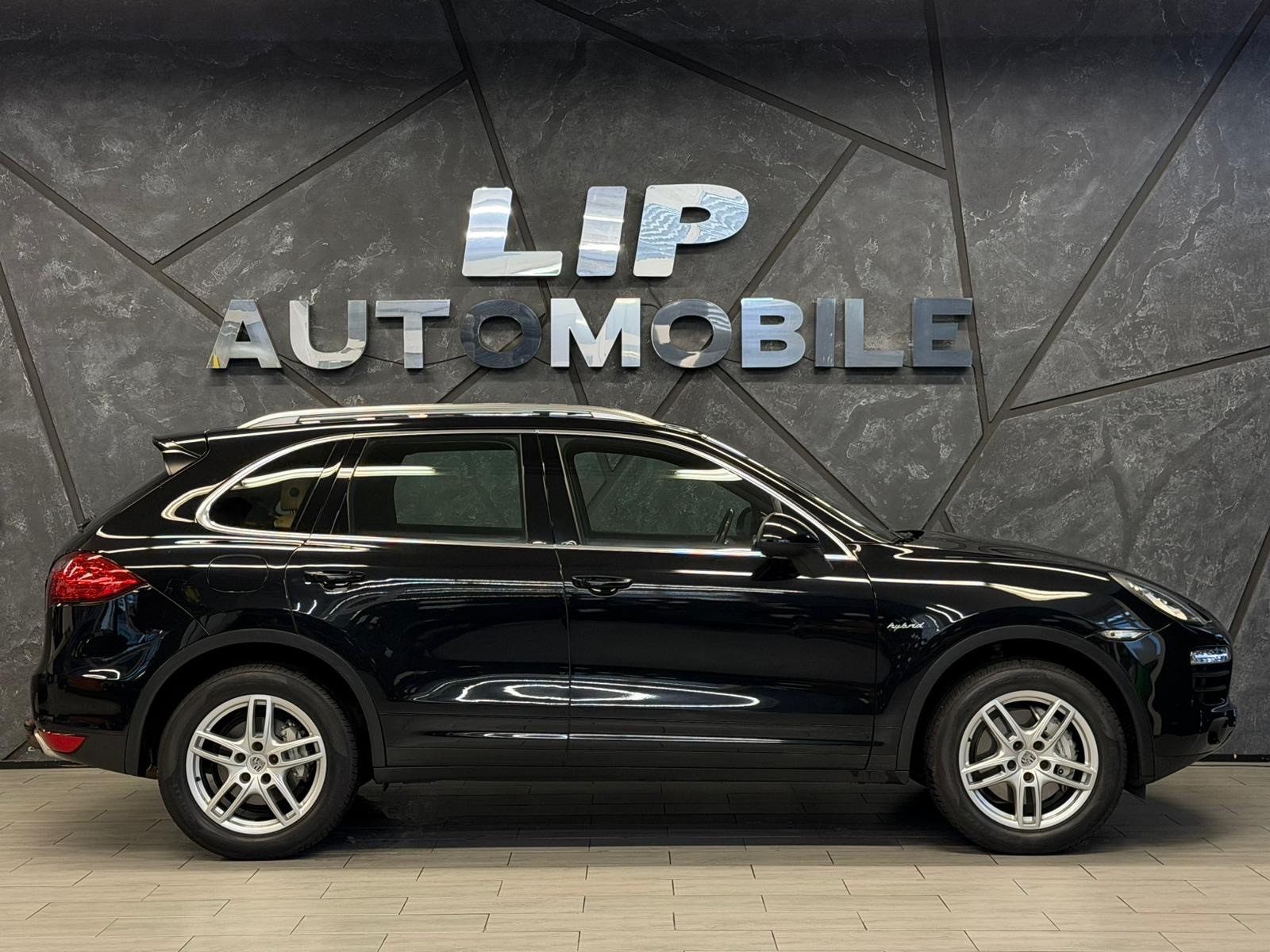 PORSCHE Cayenne S Hybrid-image-3