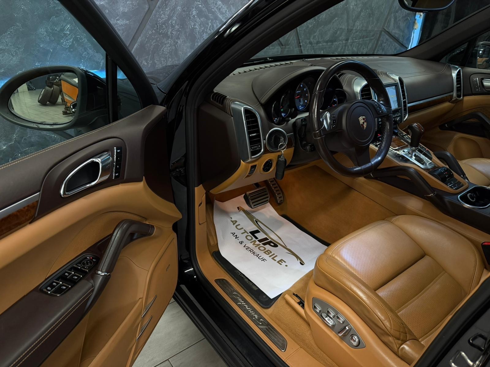 PORSCHE Cayenne S Hybrid-image-10