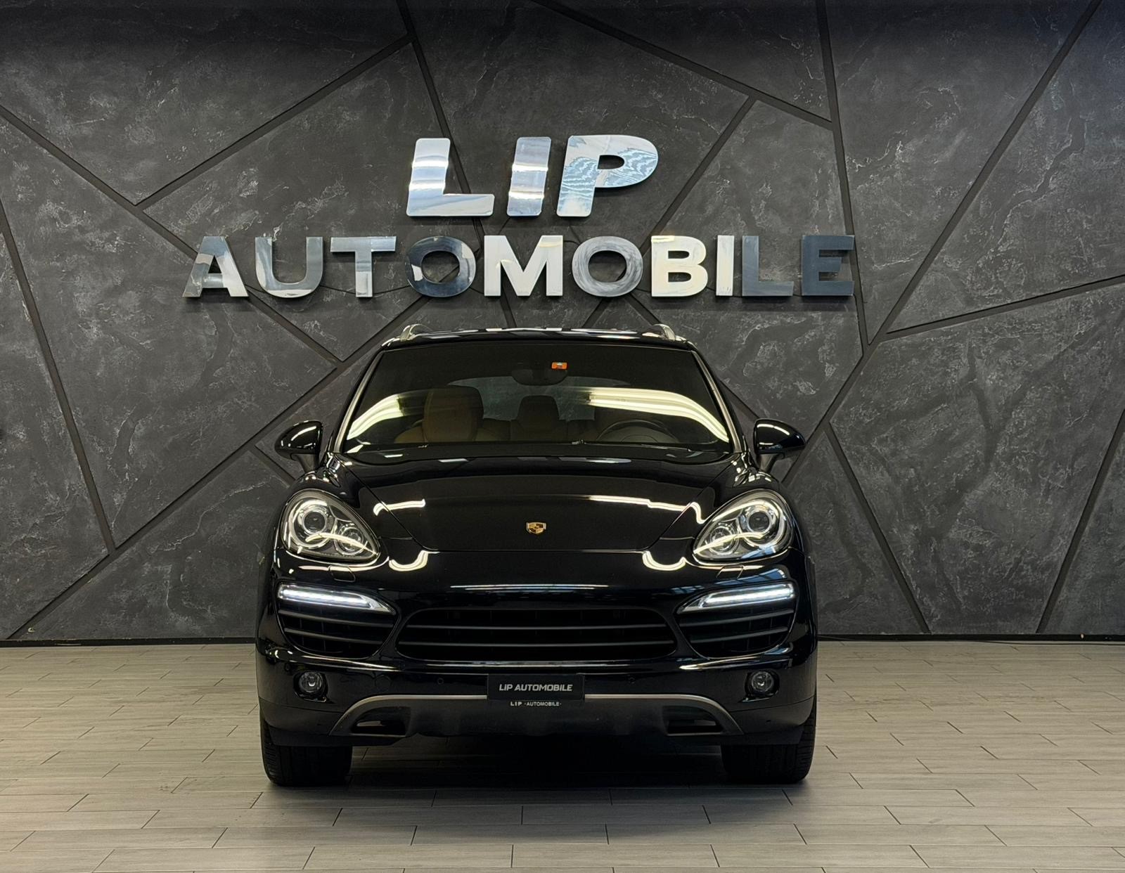 PORSCHE Cayenne S Hybrid-image-1