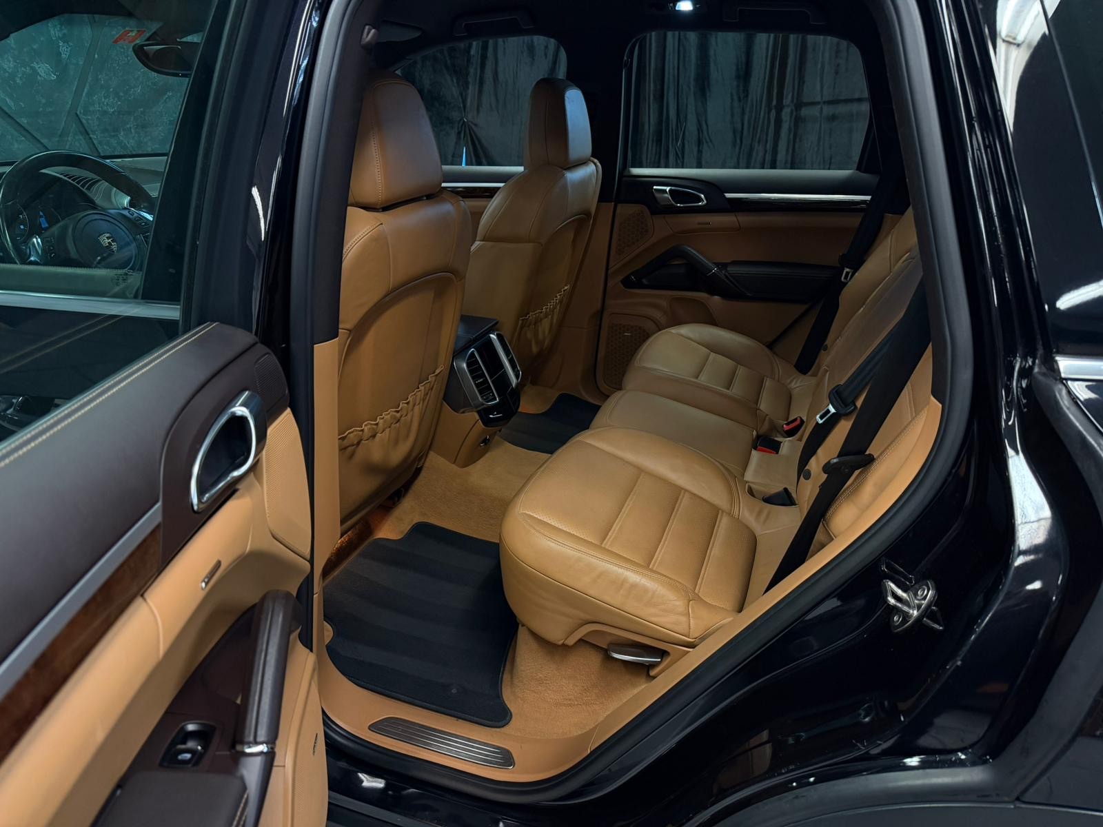 PORSCHE Cayenne S Hybrid-image-12