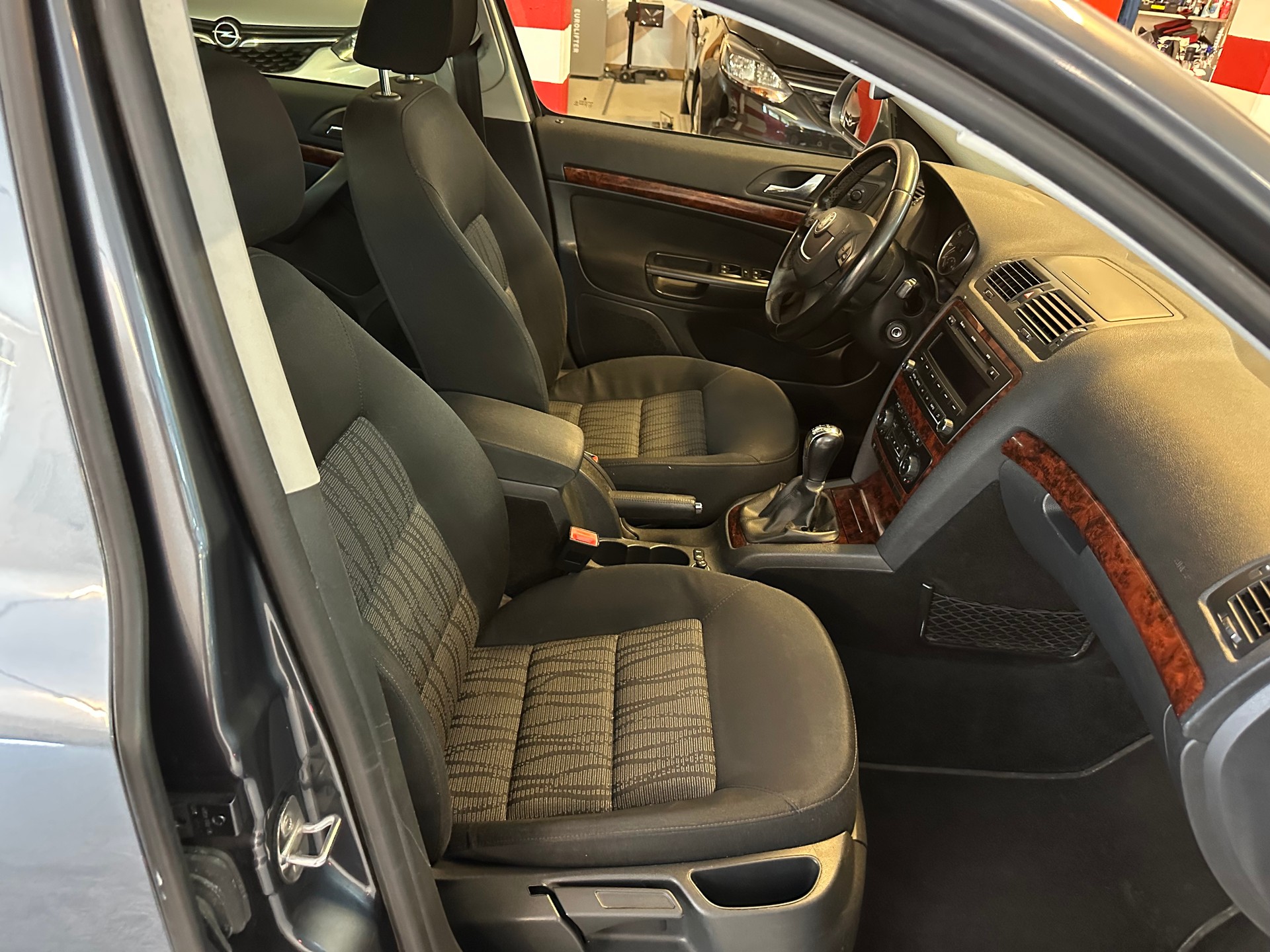 SKODA Octavia Combi 1.4 TSI Ambiente-image-6