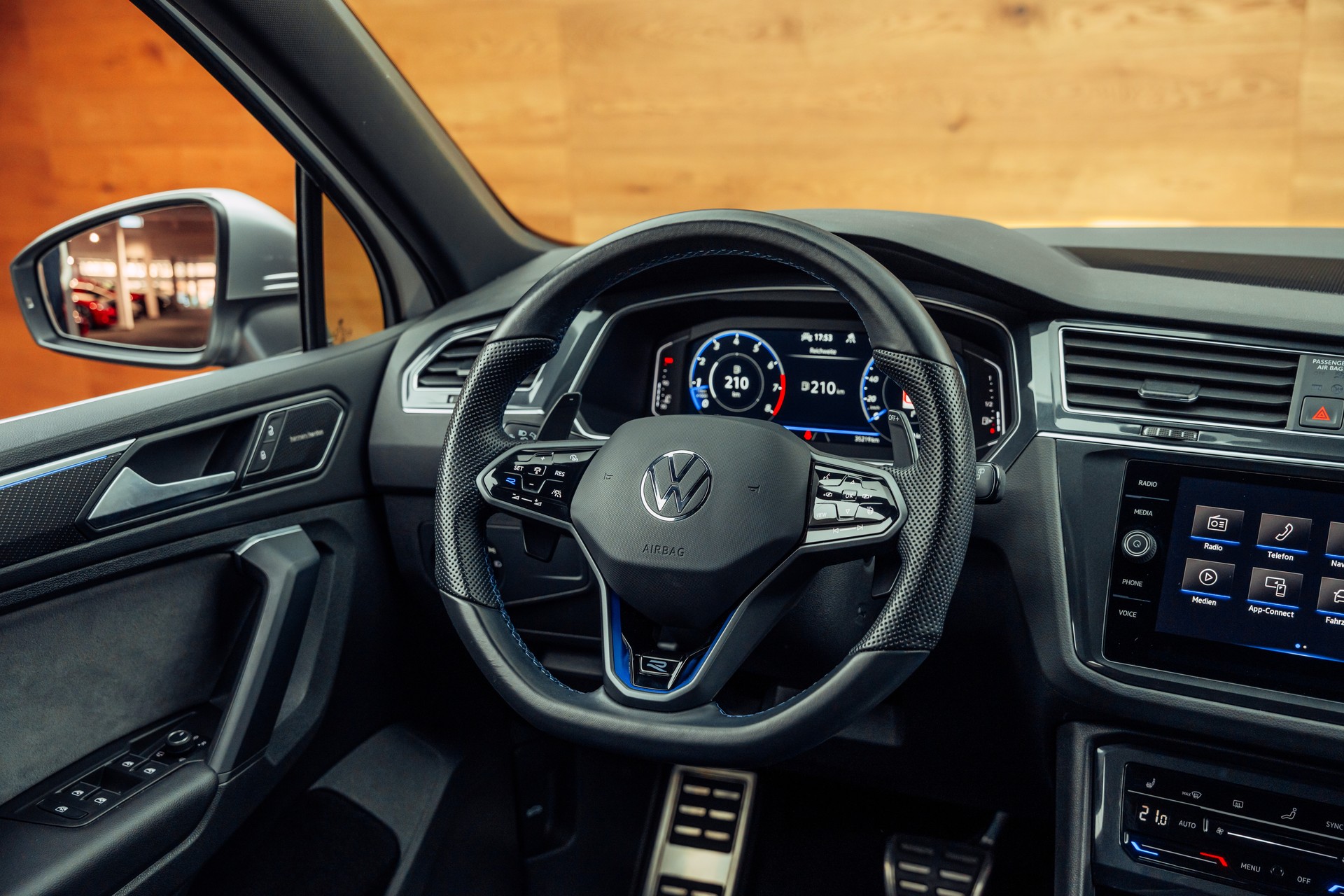 VW Tiguan 2.0TSI R 4Motion DSG-image-16