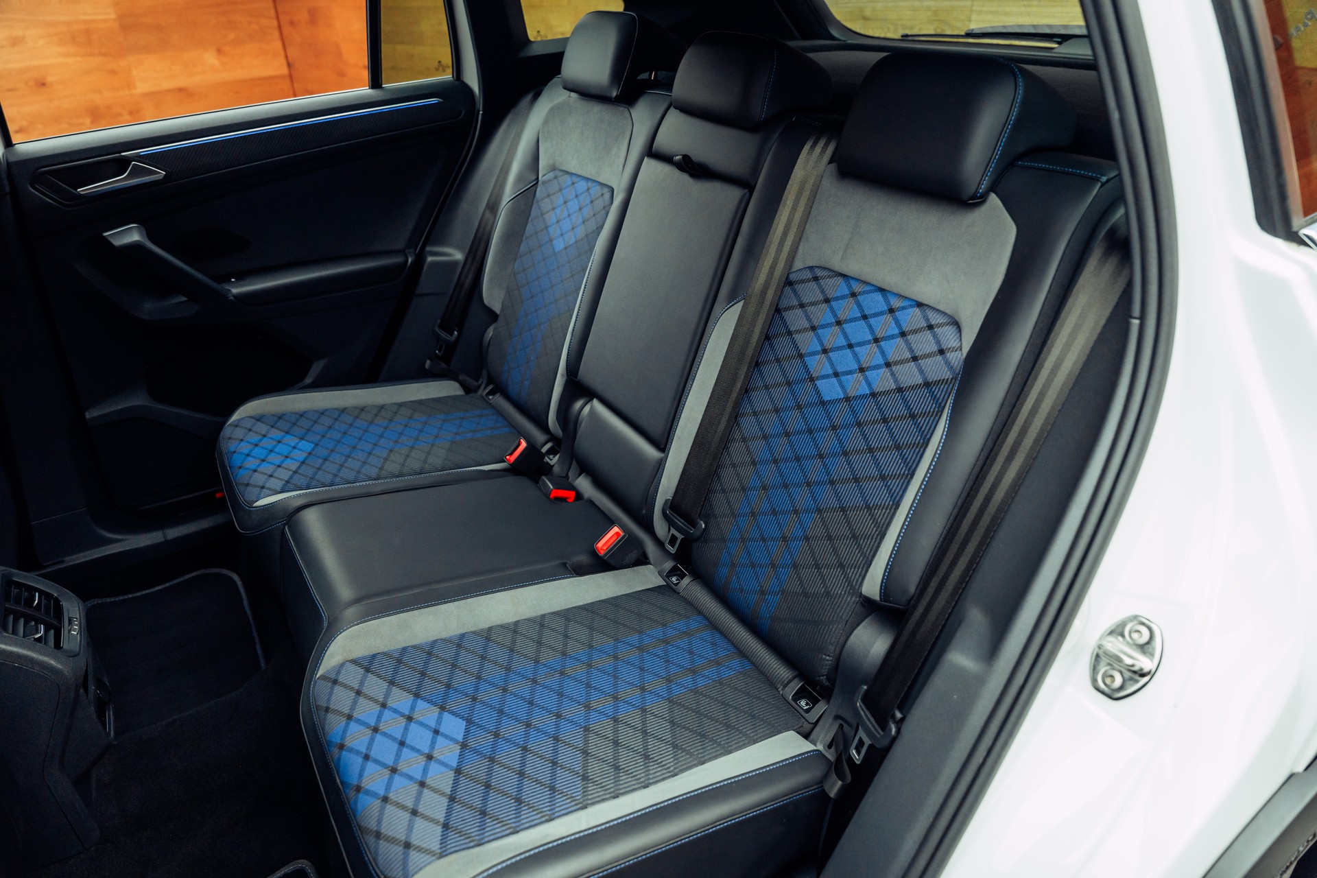 VW Tiguan 2.0TSI R 4Motion DSG-image-9