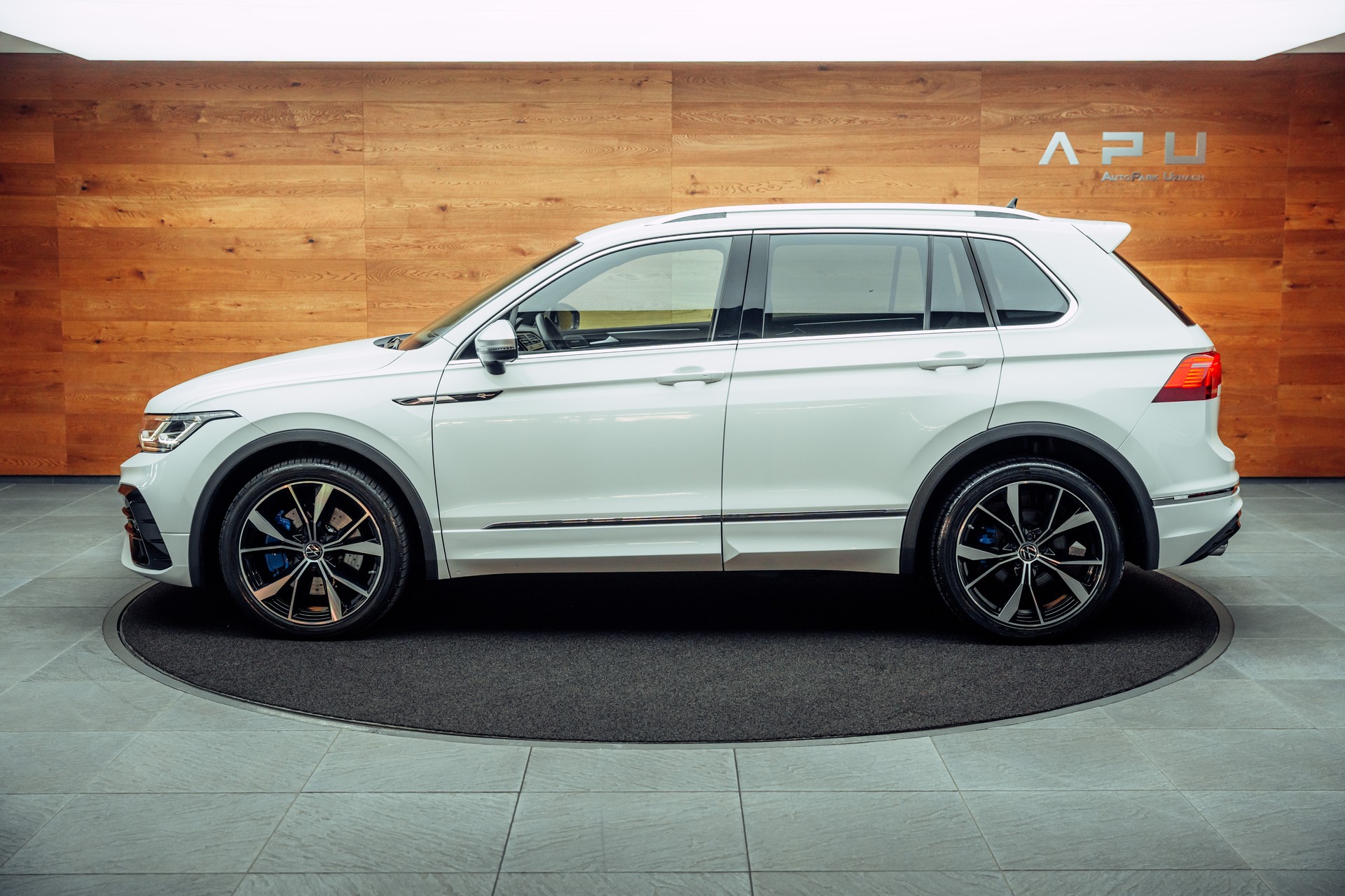 VW Tiguan 2.0TSI R 4Motion DSG-image-11