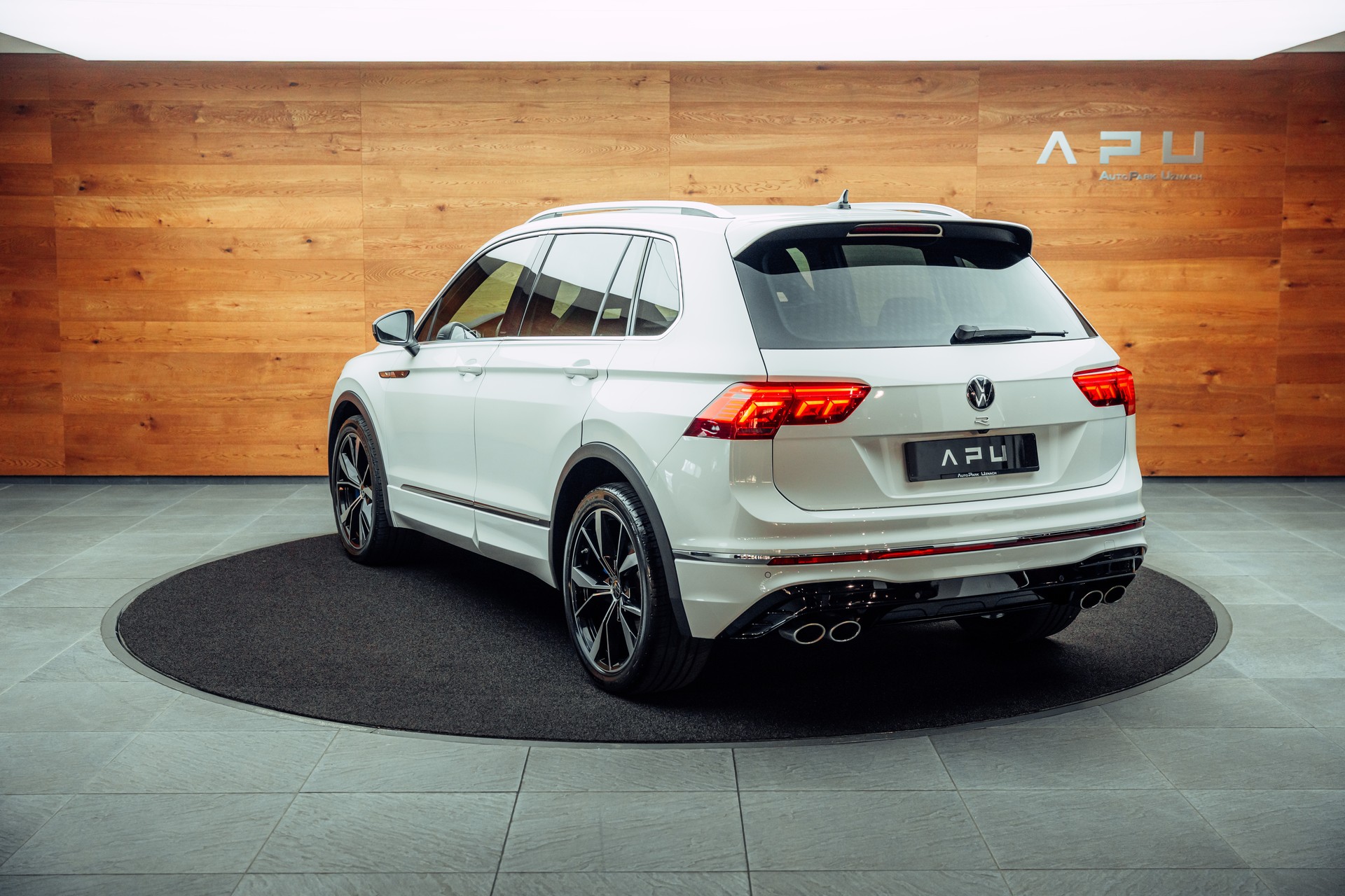 VW Tiguan 2.0TSI R 4Motion DSG-showroom-element-2