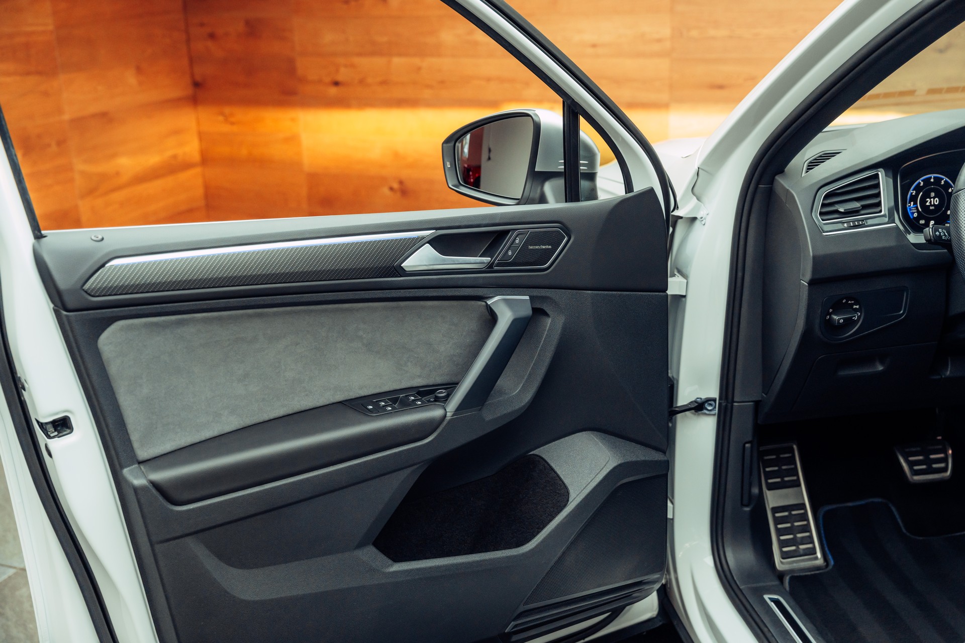 VW Tiguan 2.0TSI R 4Motion DSG-image-13