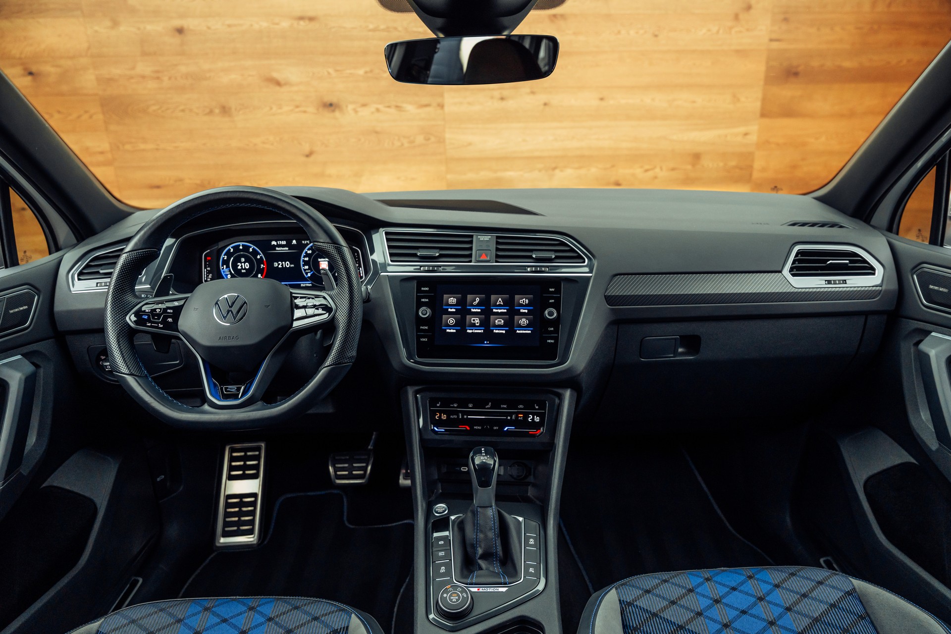 VW Tiguan 2.0TSI R 4Motion DSG-image-4