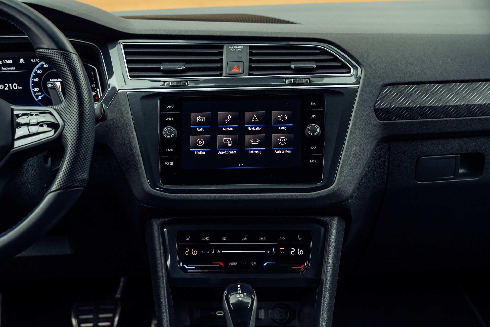 VW Tiguan 2.0TSI R 4Motion DSG-image-17