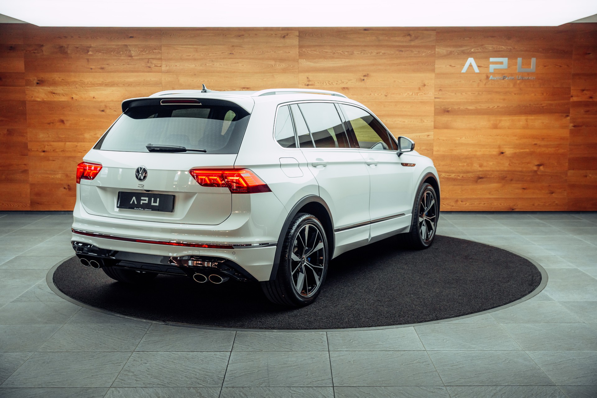 VW Tiguan 2.0TSI R 4Motion DSG-showroom-element-1
