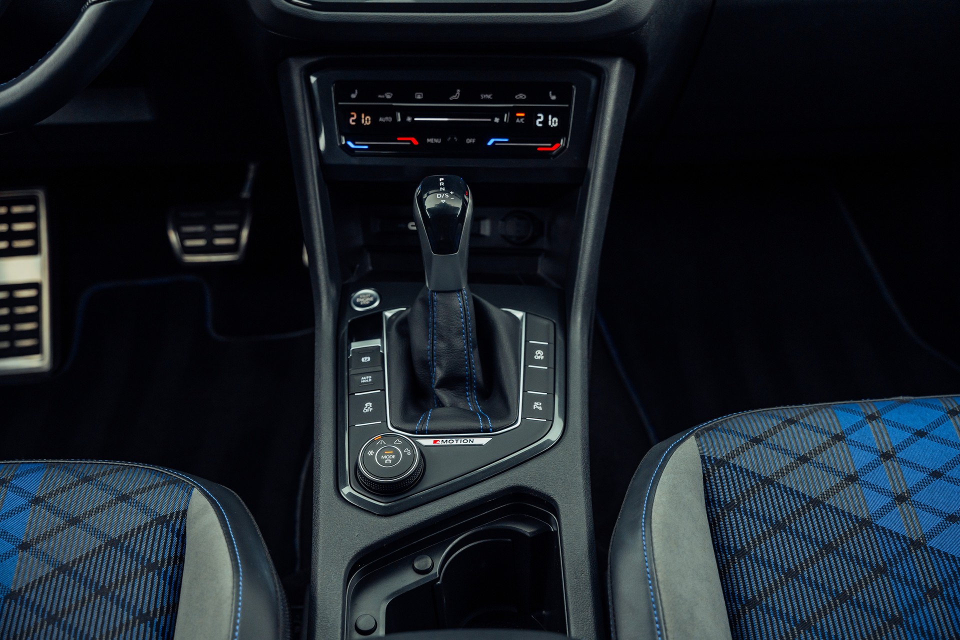 VW Tiguan 2.0TSI R 4Motion DSG-image-18