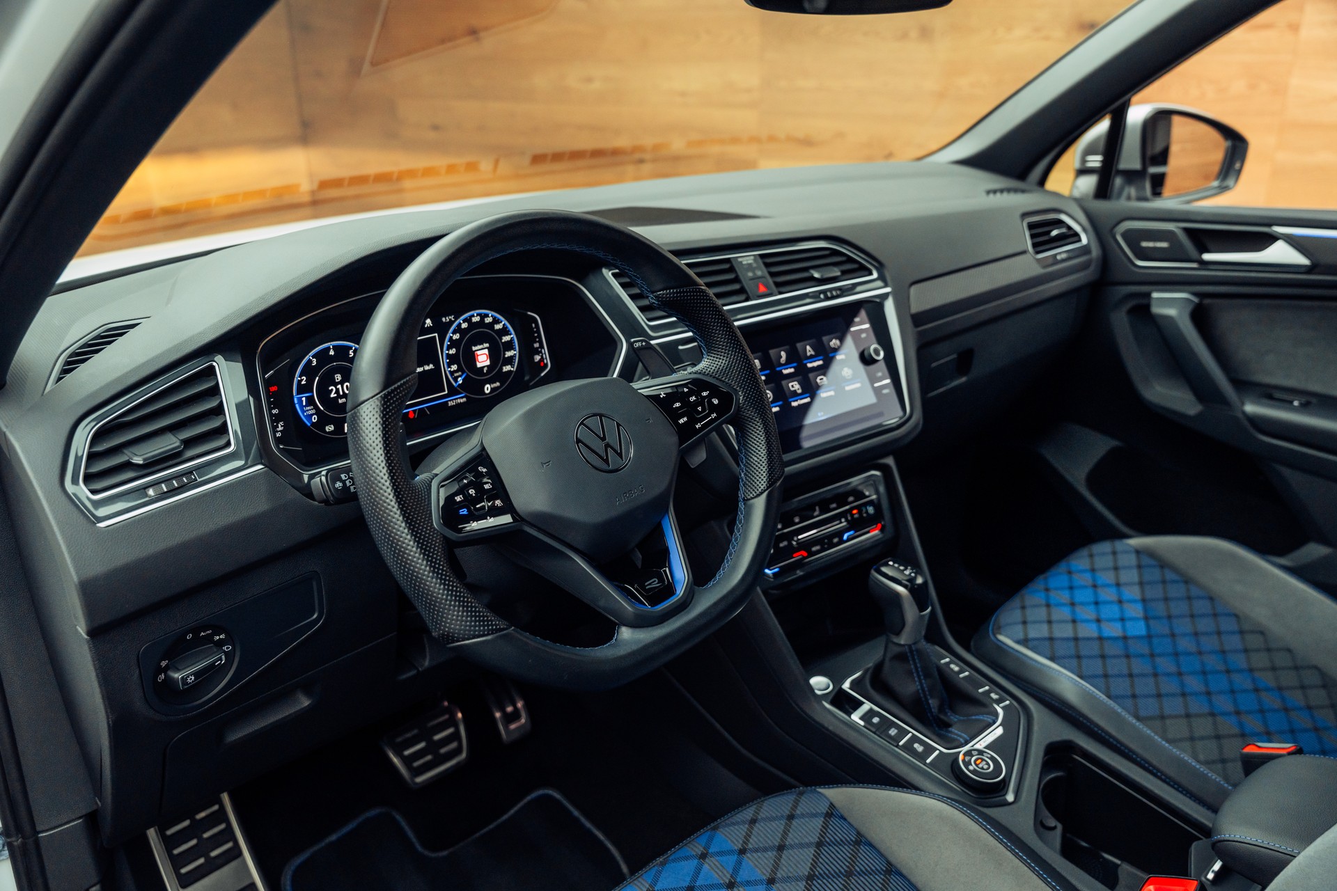 VW Tiguan 2.0TSI R 4Motion DSG-image-5