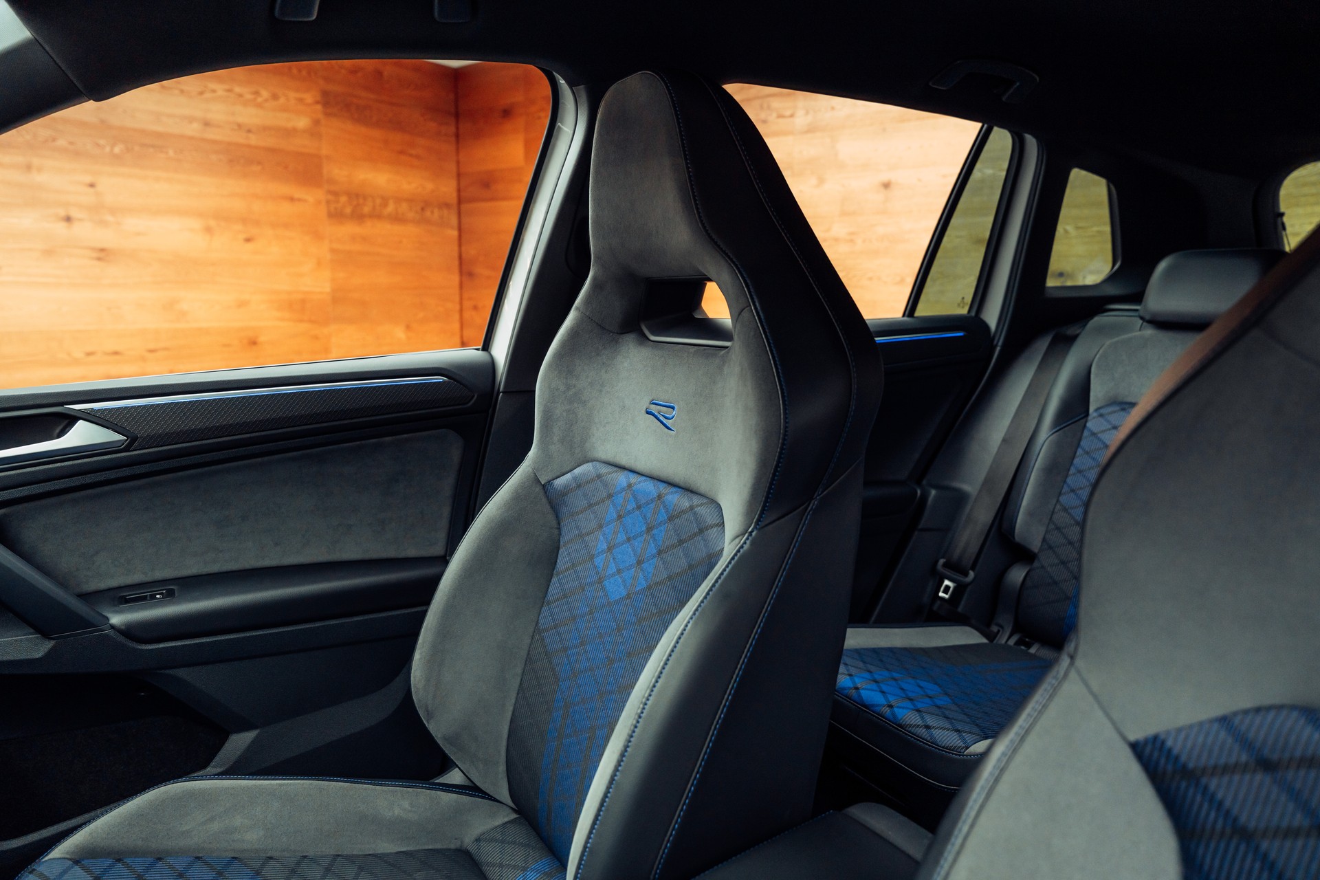 VW Tiguan 2.0TSI R 4Motion DSG-image-8