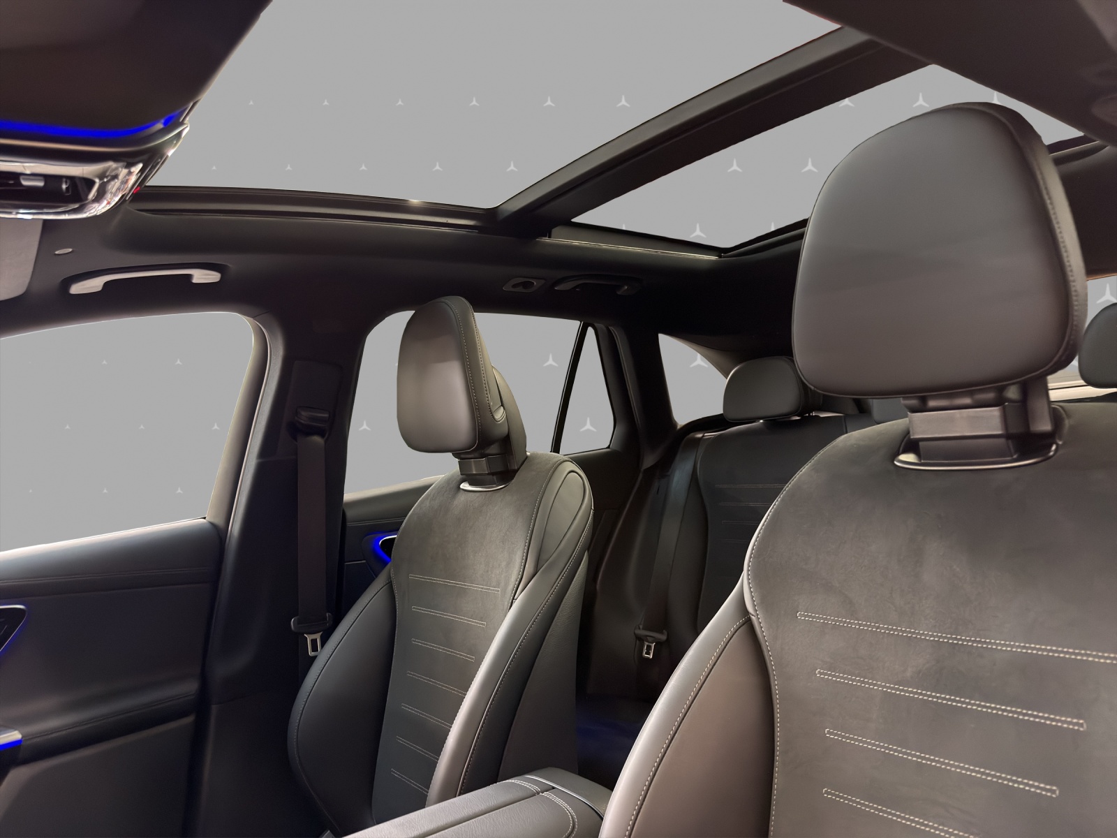 MERCEDES-BENZ GLC 300 4M - AMG / 360 Grad Kamera / Panorama-Dach / AHK-image-8