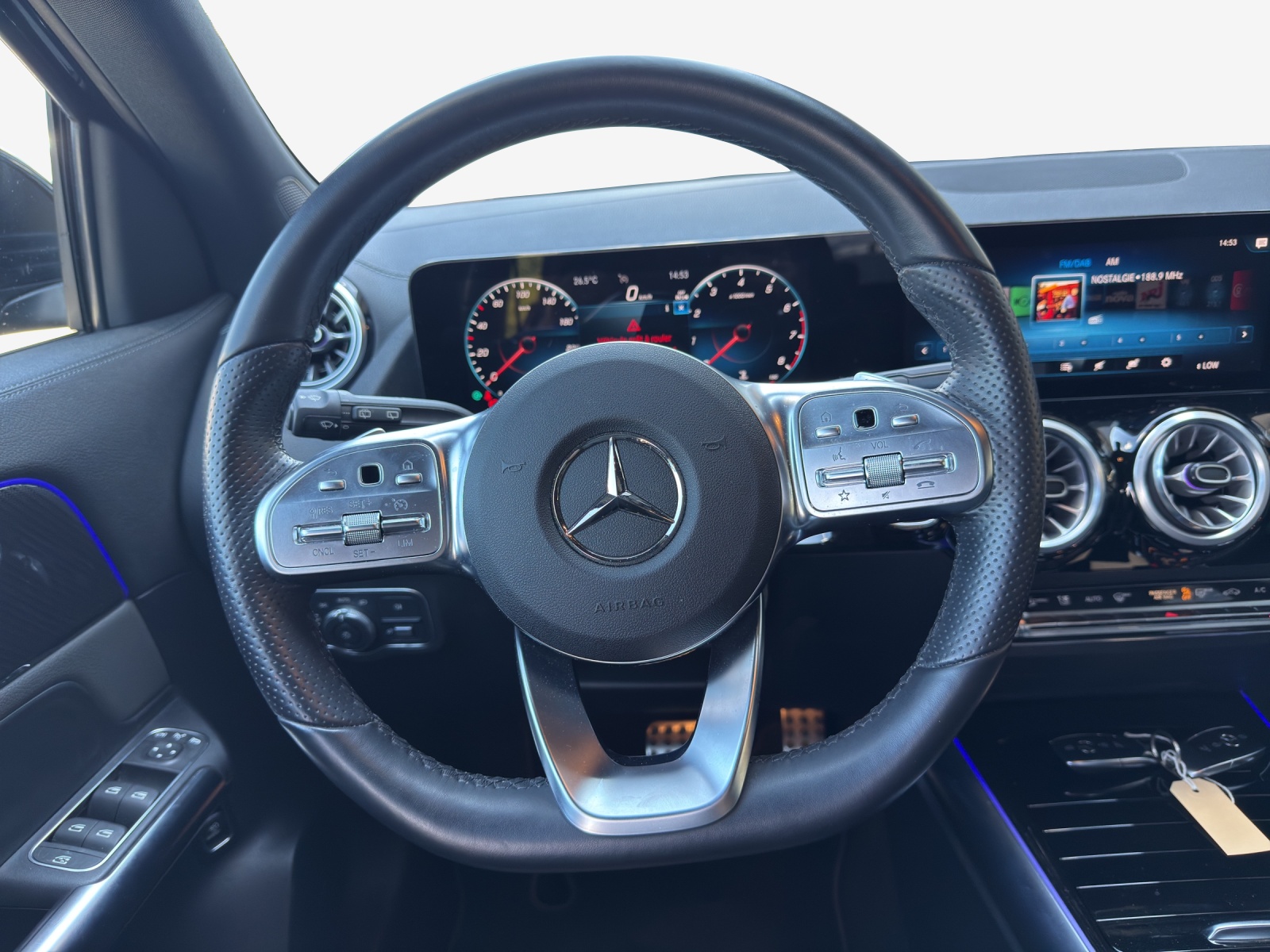 MERCEDES-BENZ GLA 200 AMG Line 7G-DCT-image-9