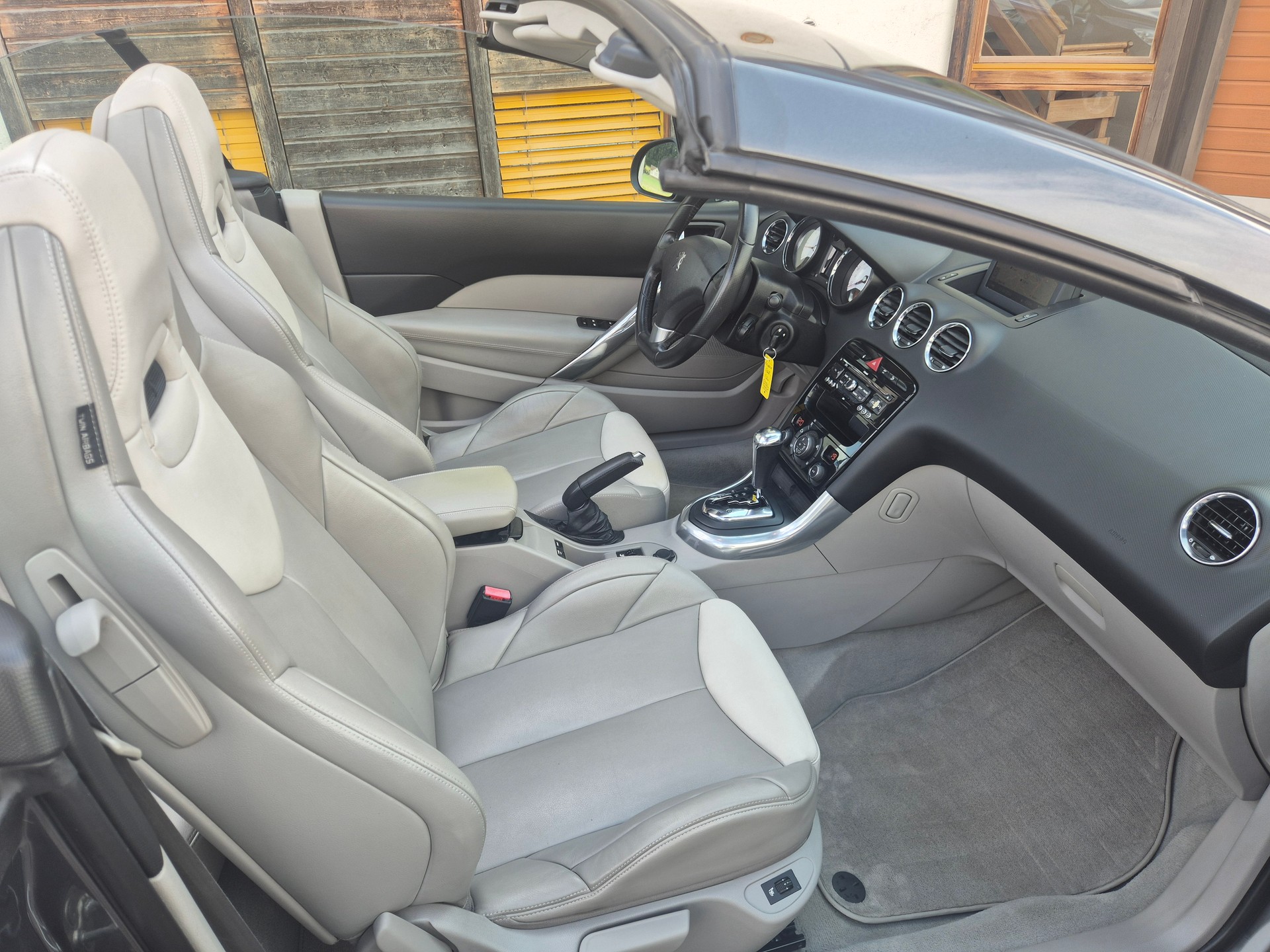 PEUGEOT 308 CC 1.6 16V Turbo Platinum Automatic-image-9