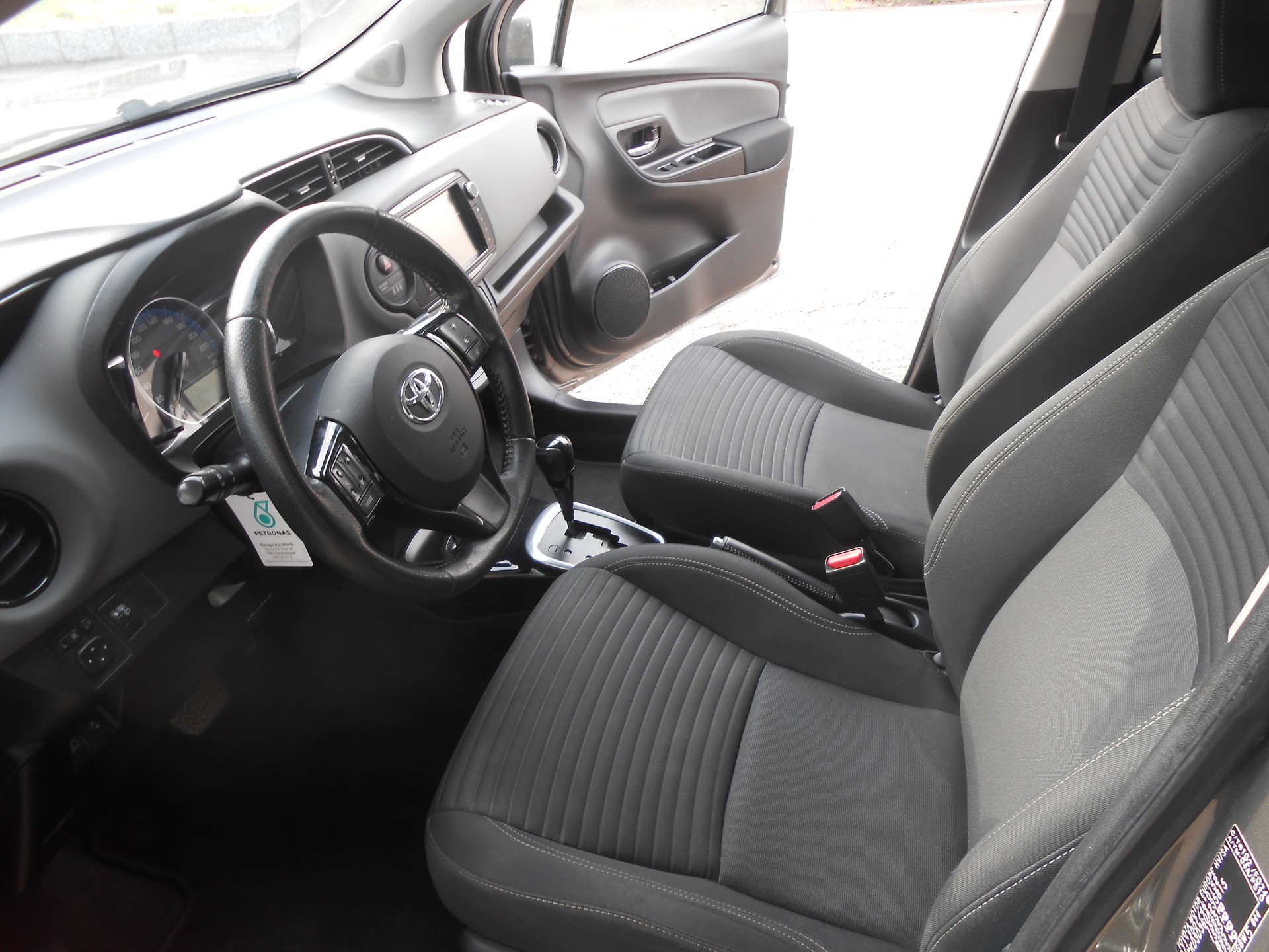 TOYOTA Yaris 1.5 VVT-i Hybrid Sol Premium e-CVT-image-9