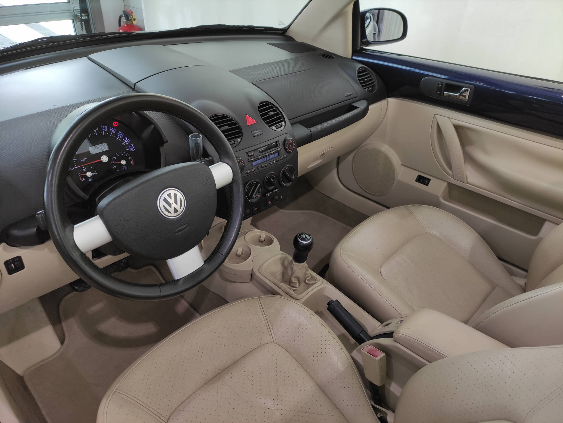 VW Beetle Cabriolet 1.6-showroom-element-3
