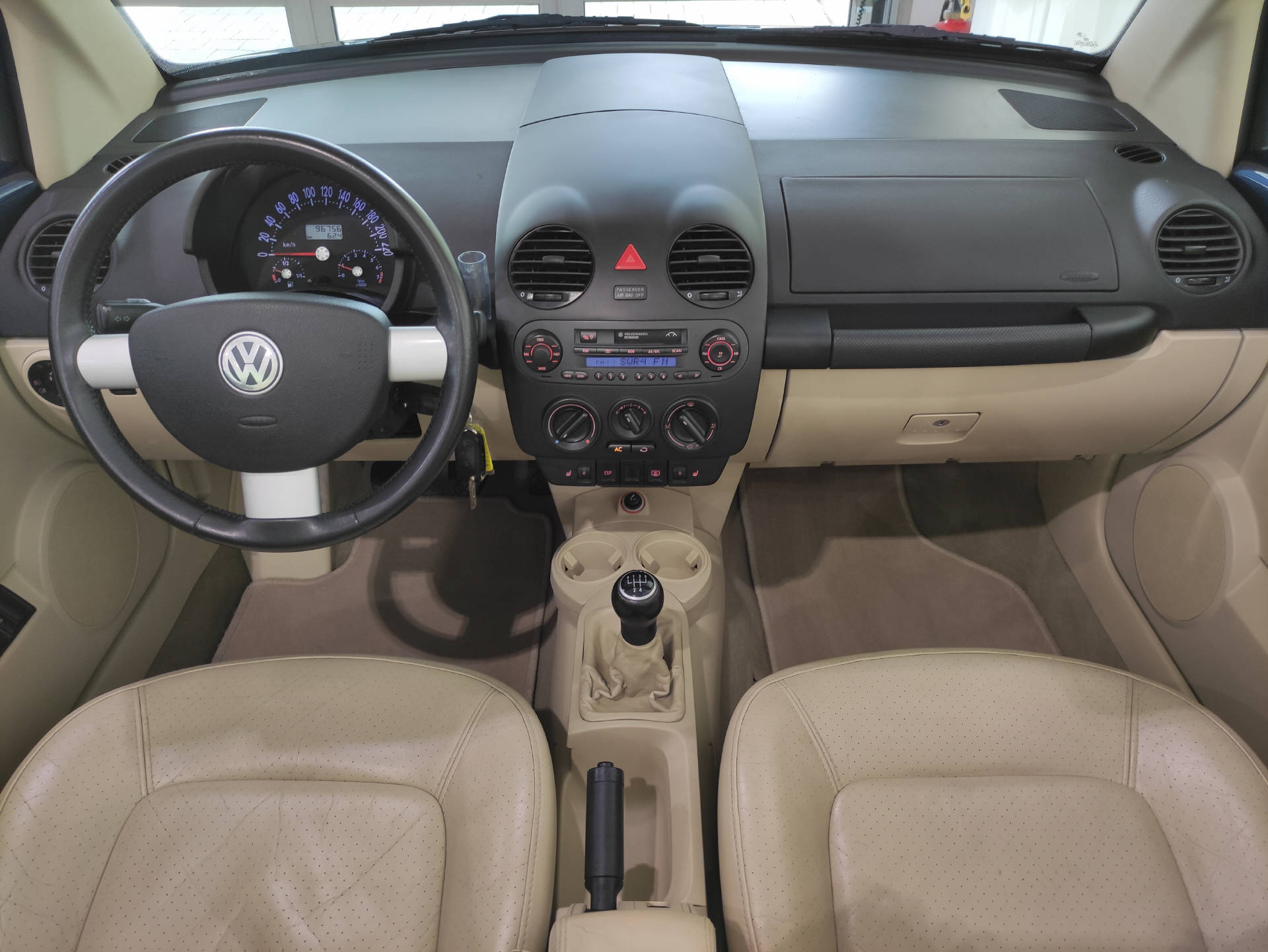 VW Beetle Cabriolet 1.6-image-10