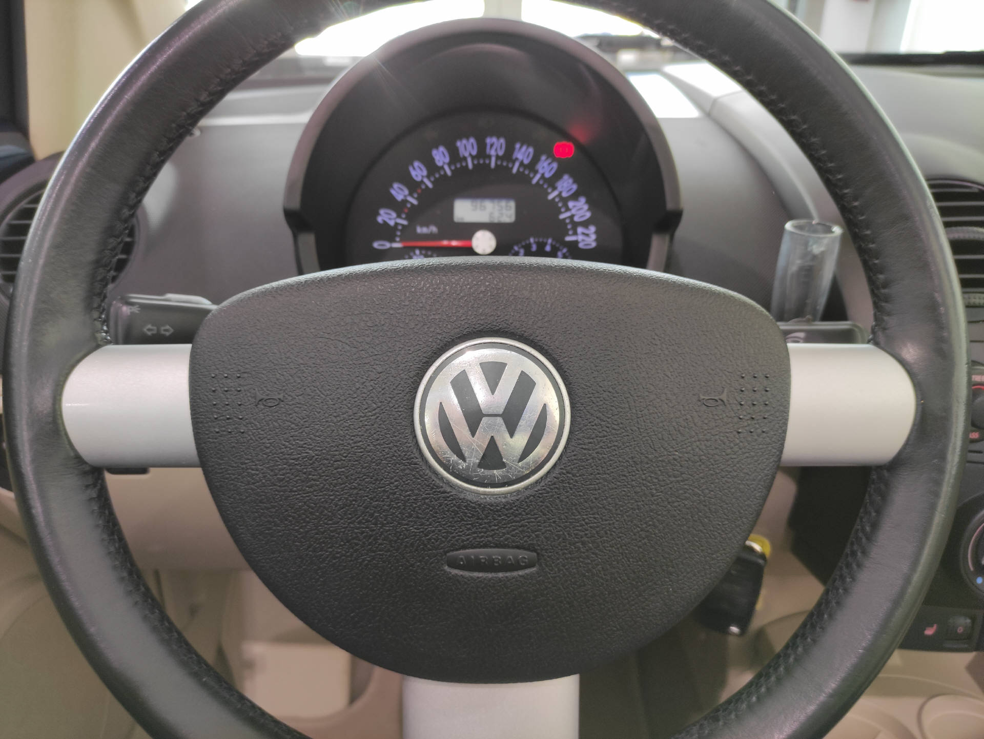 VW Beetle Cabriolet 1.6-image-6