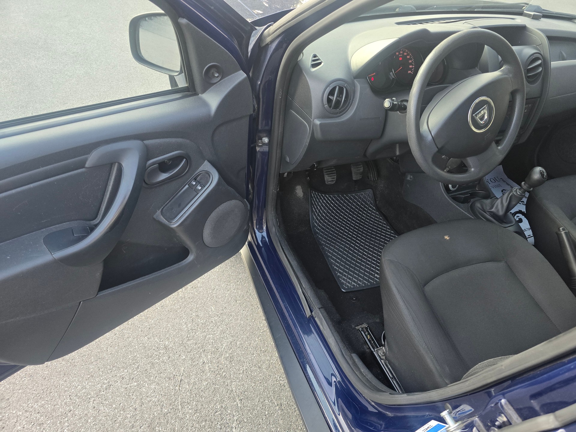 DACIA Duster 1.6 Celebration 4x4-image-12