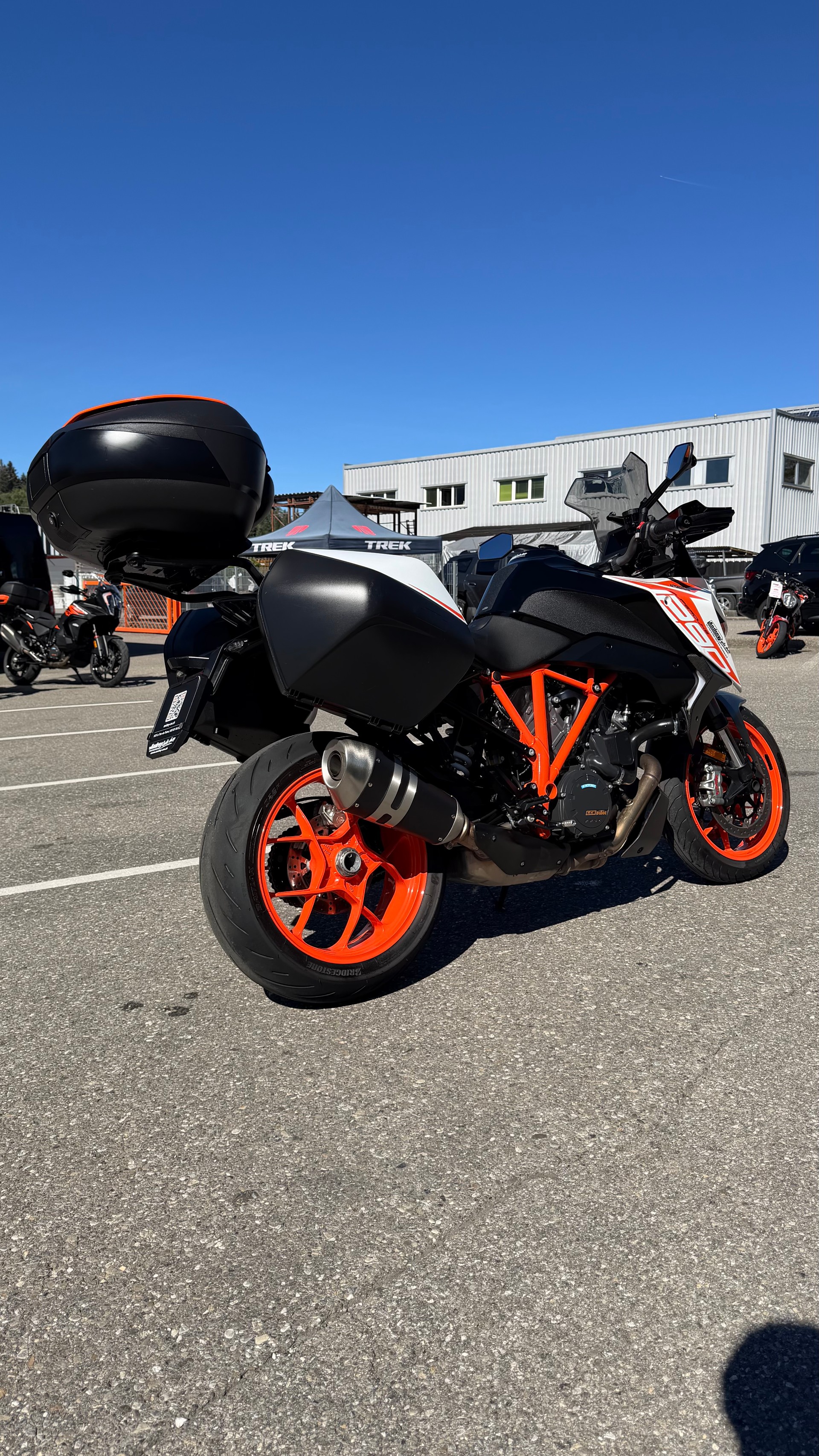 KTM 1290 Super Duke GT-showroom-element-2