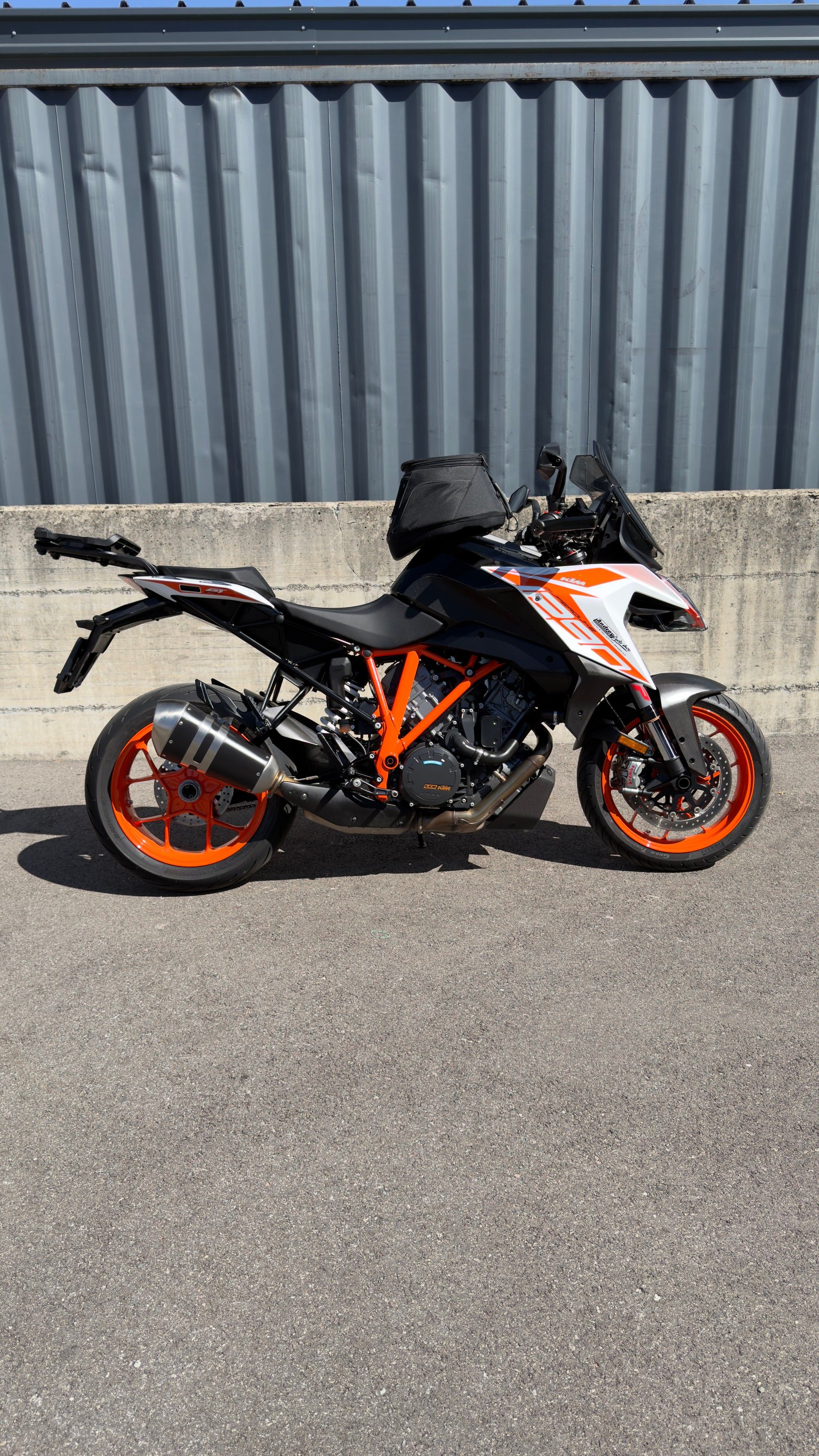 KTM 1290 Super Duke GT-showroom-element-1