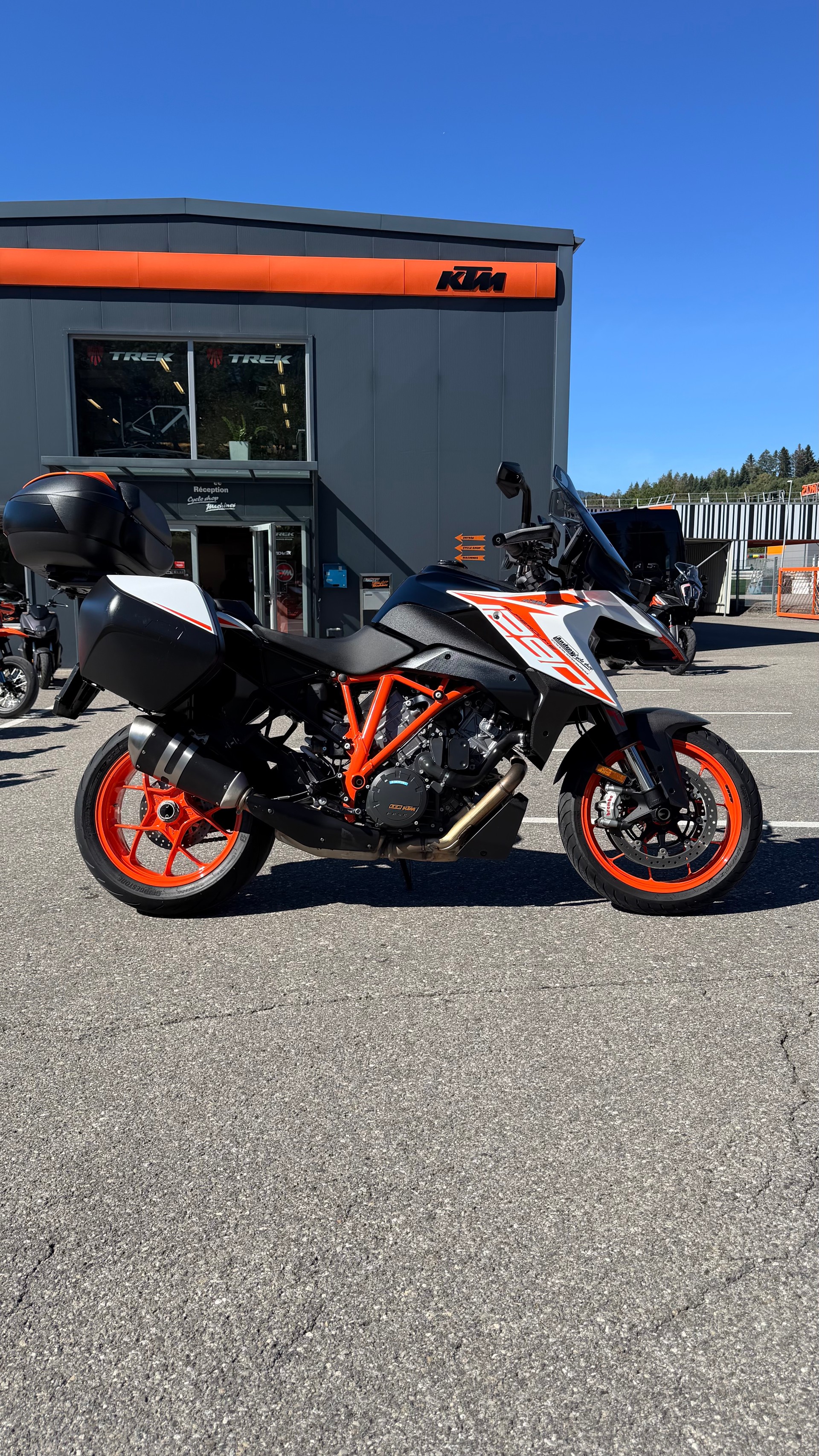 KTM 1290 Super Duke GT-showroom-element-1