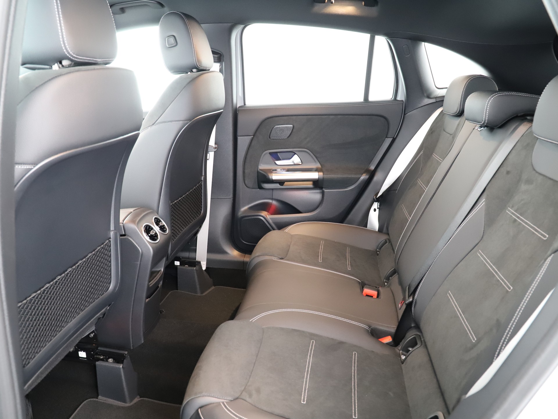 MERCEDES-BENZ GLA 200 Night Star 7G-D-image-10