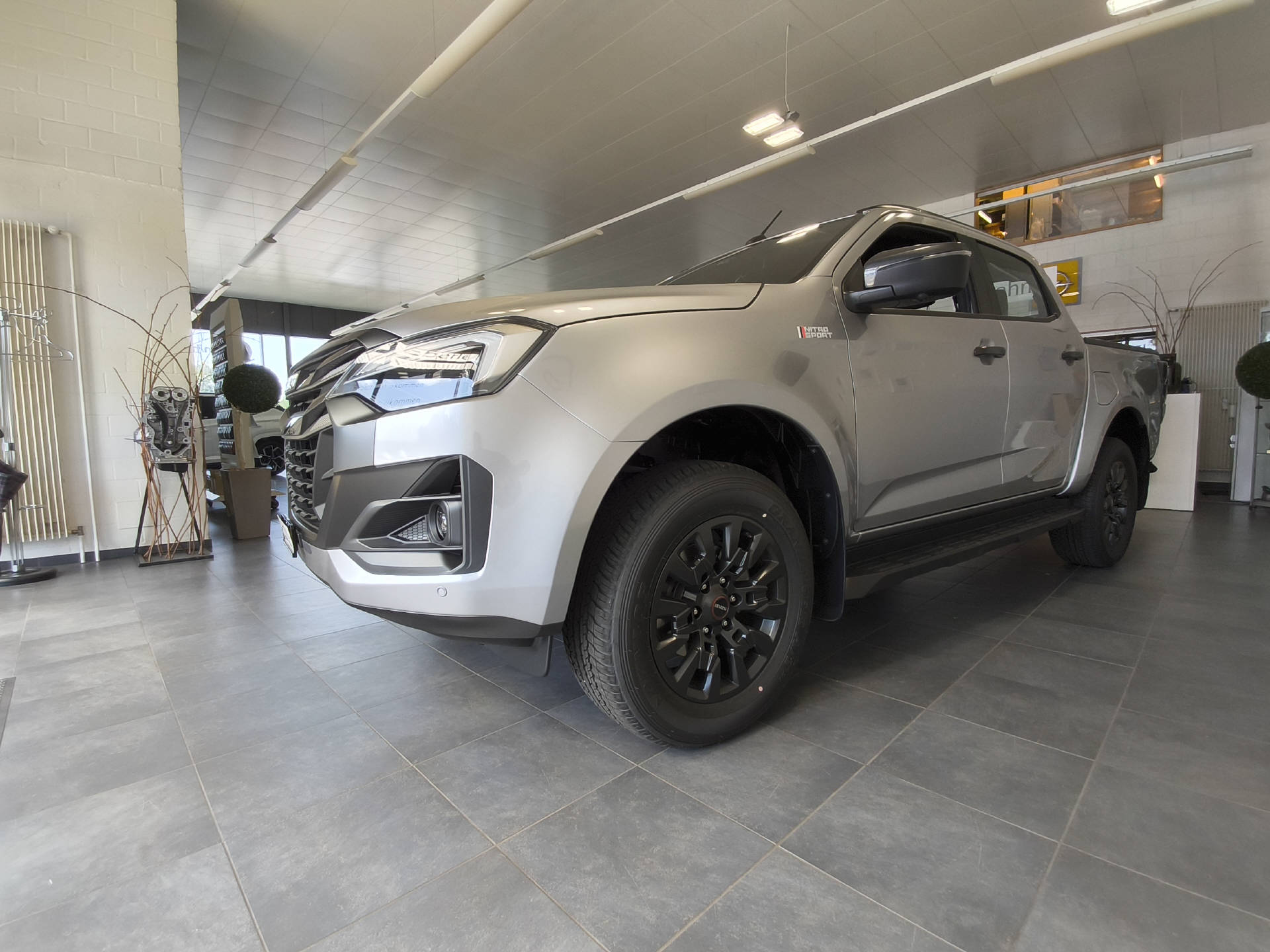 ISUZU D- Max Nitro Sport 2.2 Liter-image-0