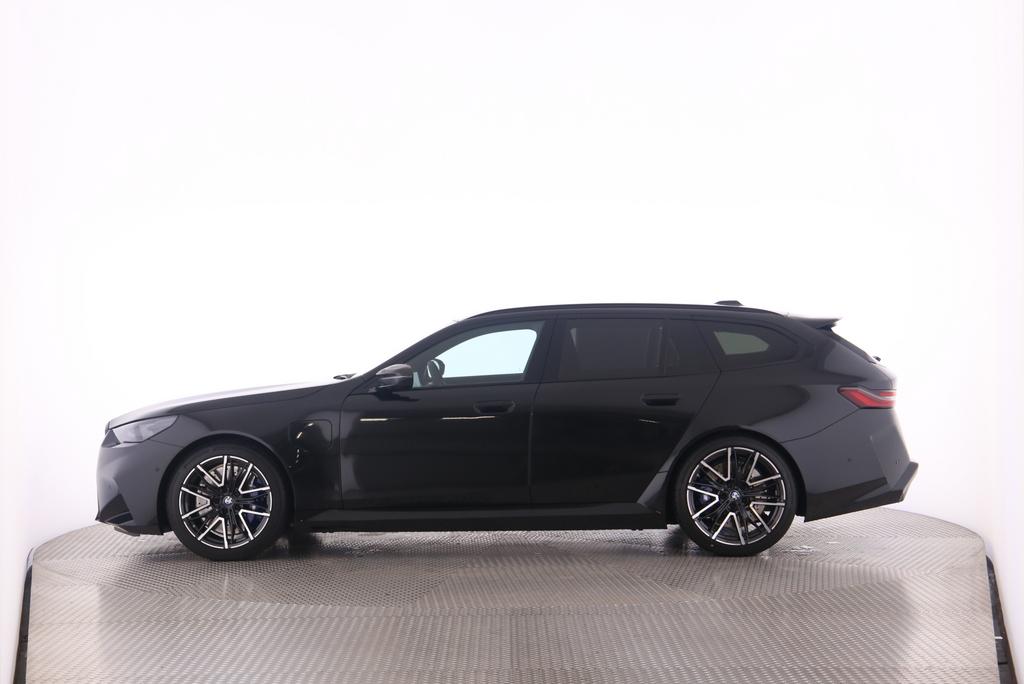 BMW M5 xDrive Touring-image-2