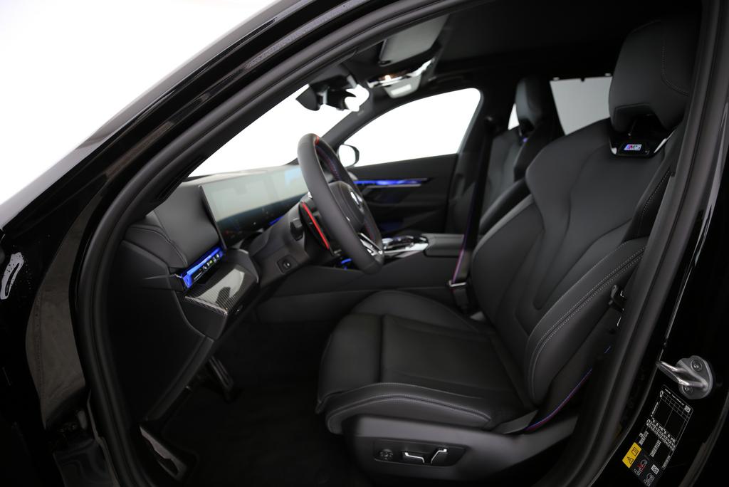 BMW M5 xDrive Touring-image-17