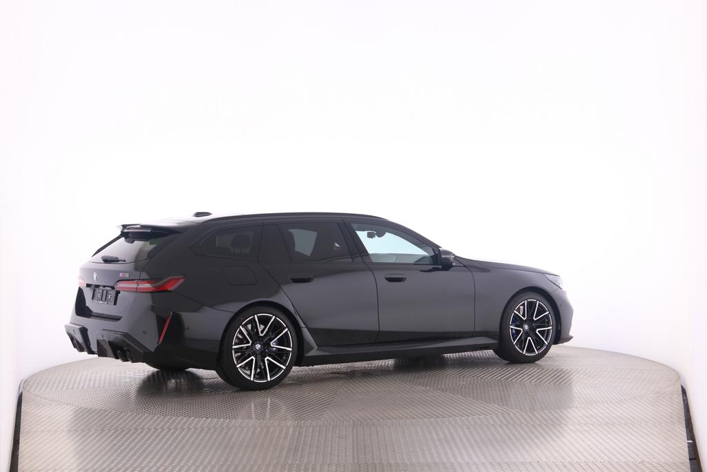 BMW M5 xDrive Touring-image-8