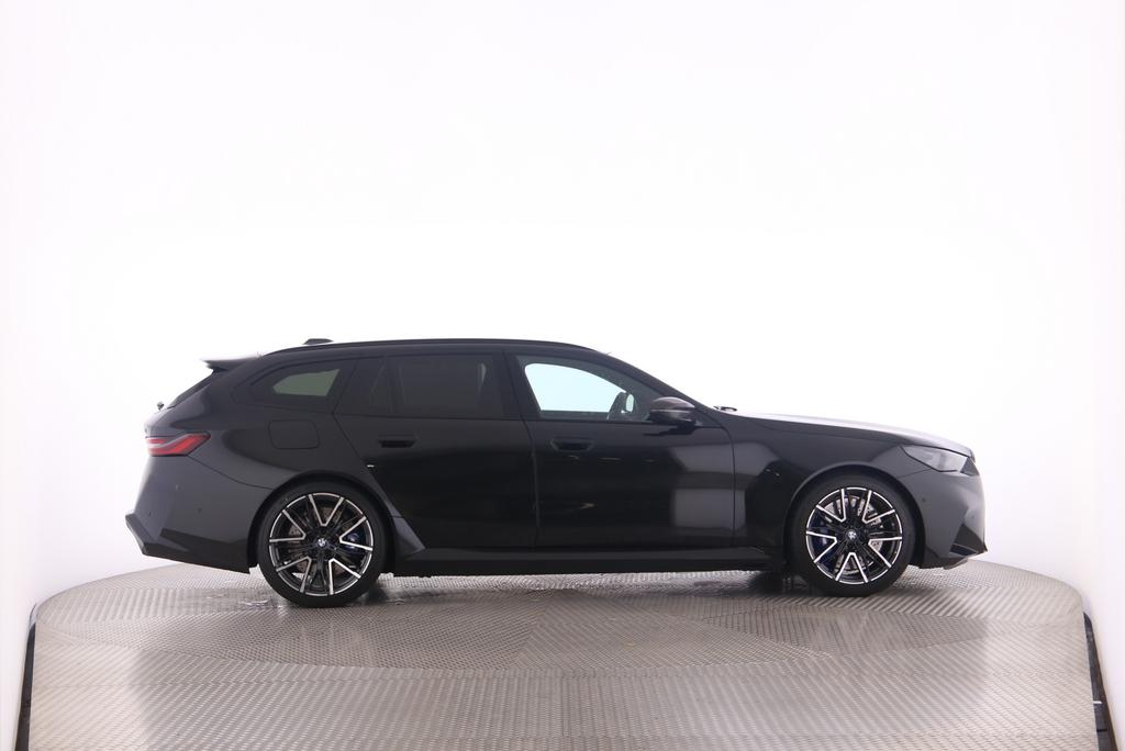 BMW M5 xDrive Touring-image-9