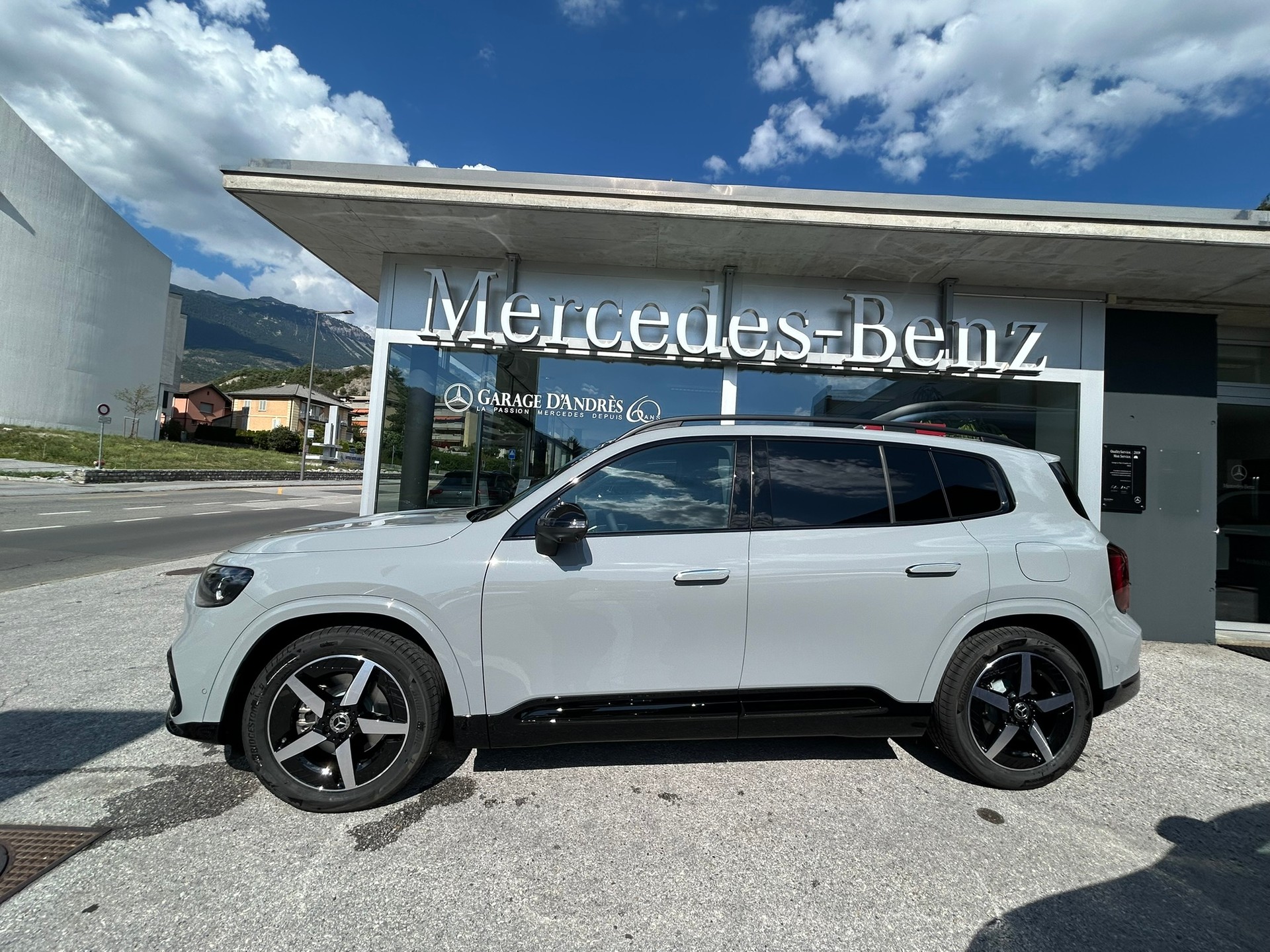 MERCEDES-BENZ GLB 220 4Matic AMG Line 8G-Tronic-image-3