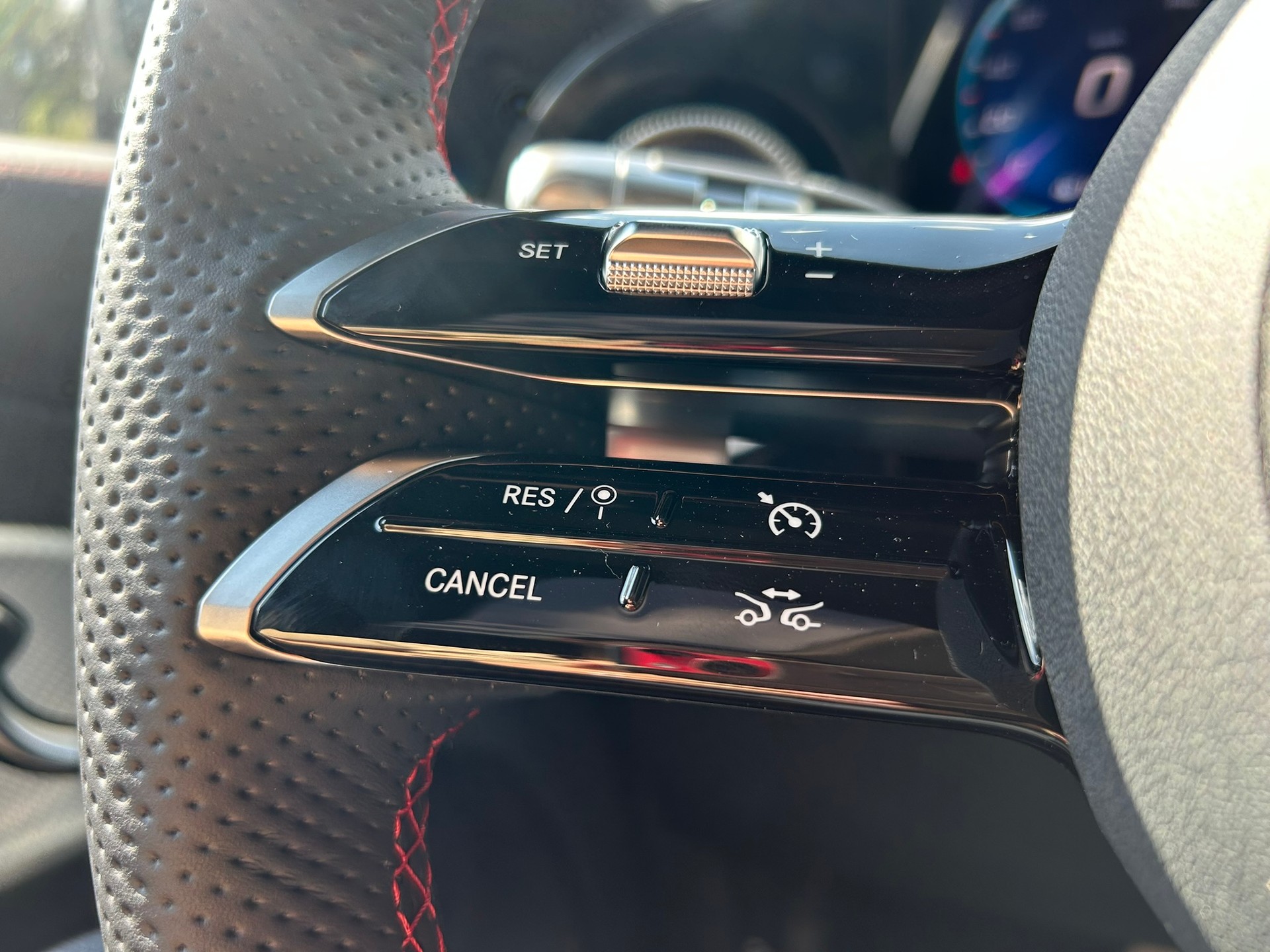 MERCEDES-BENZ GLB 220 4Matic AMG Line 8G-Tronic-image-18