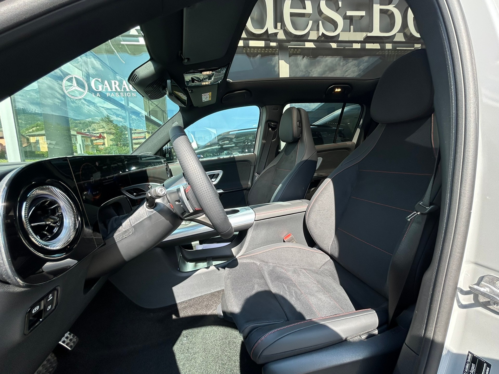 MERCEDES-BENZ GLB 220 4Matic AMG Line 8G-Tronic-image-12