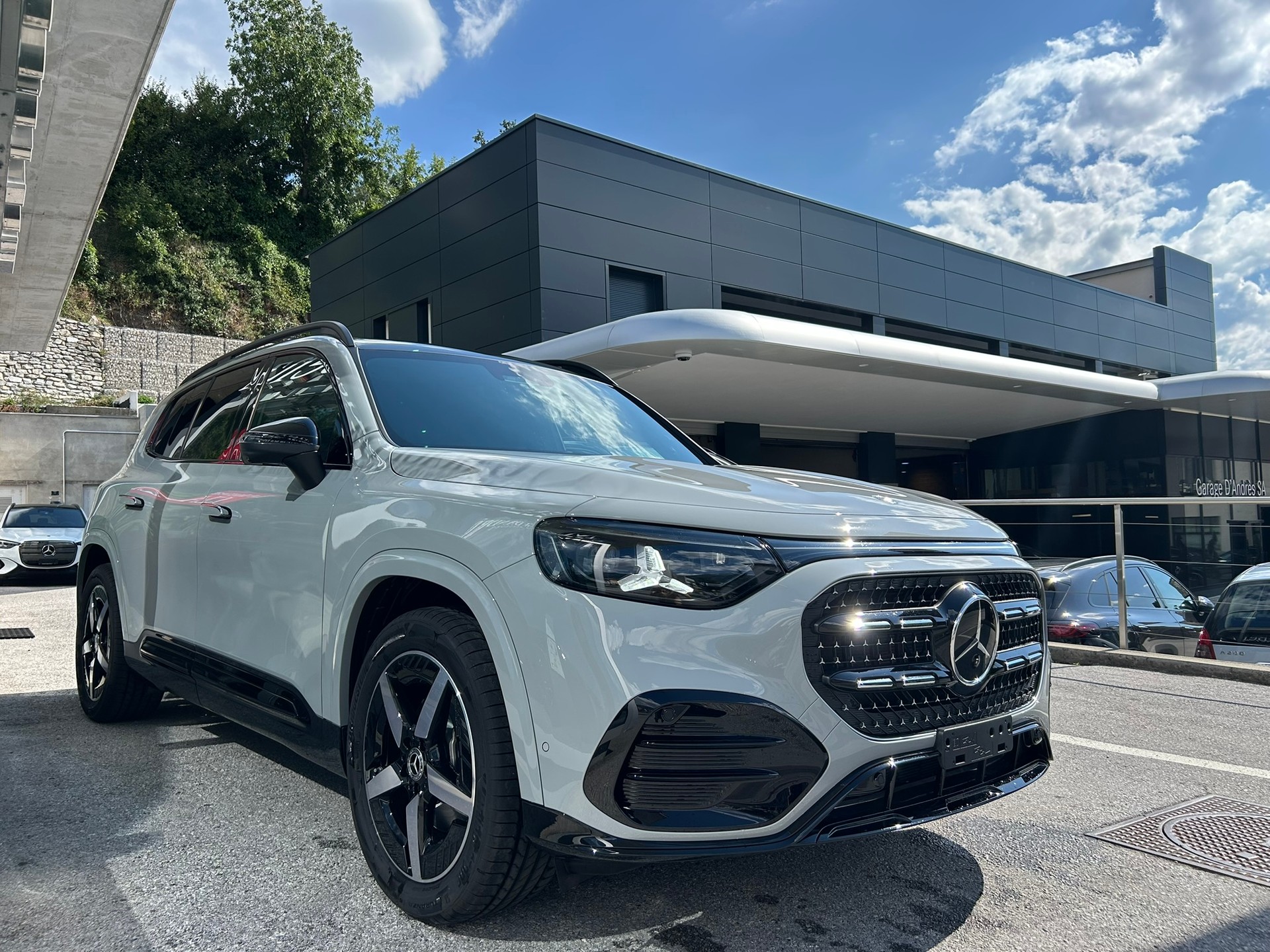MERCEDES-BENZ GLB 220 4Matic AMG Line 8G-Tronic-image-2