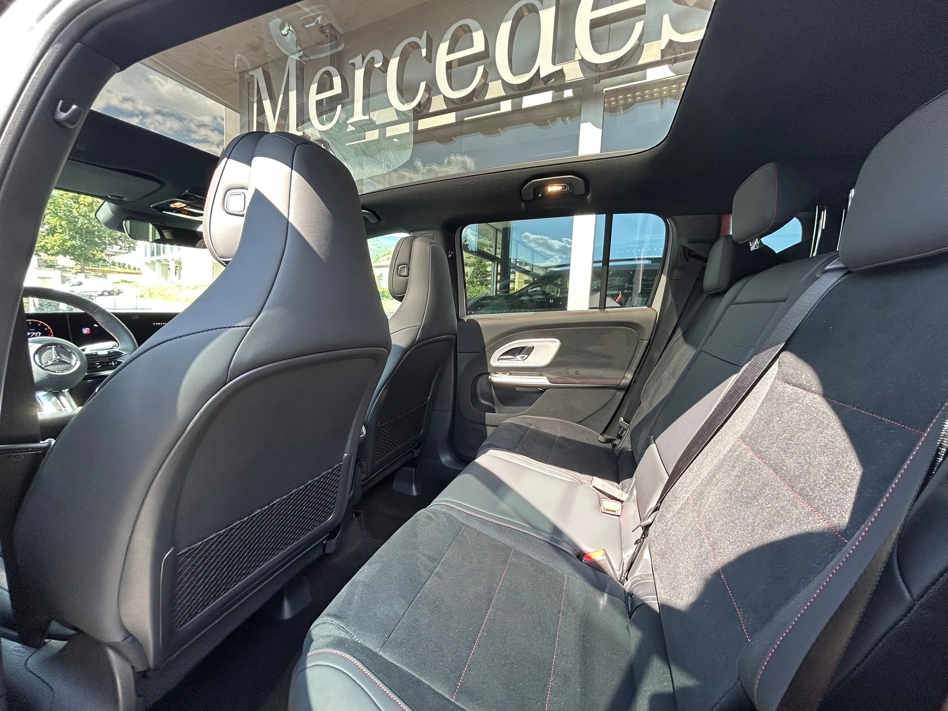 MERCEDES-BENZ GLB 220 4Matic AMG Line 8G-Tronic-image-11