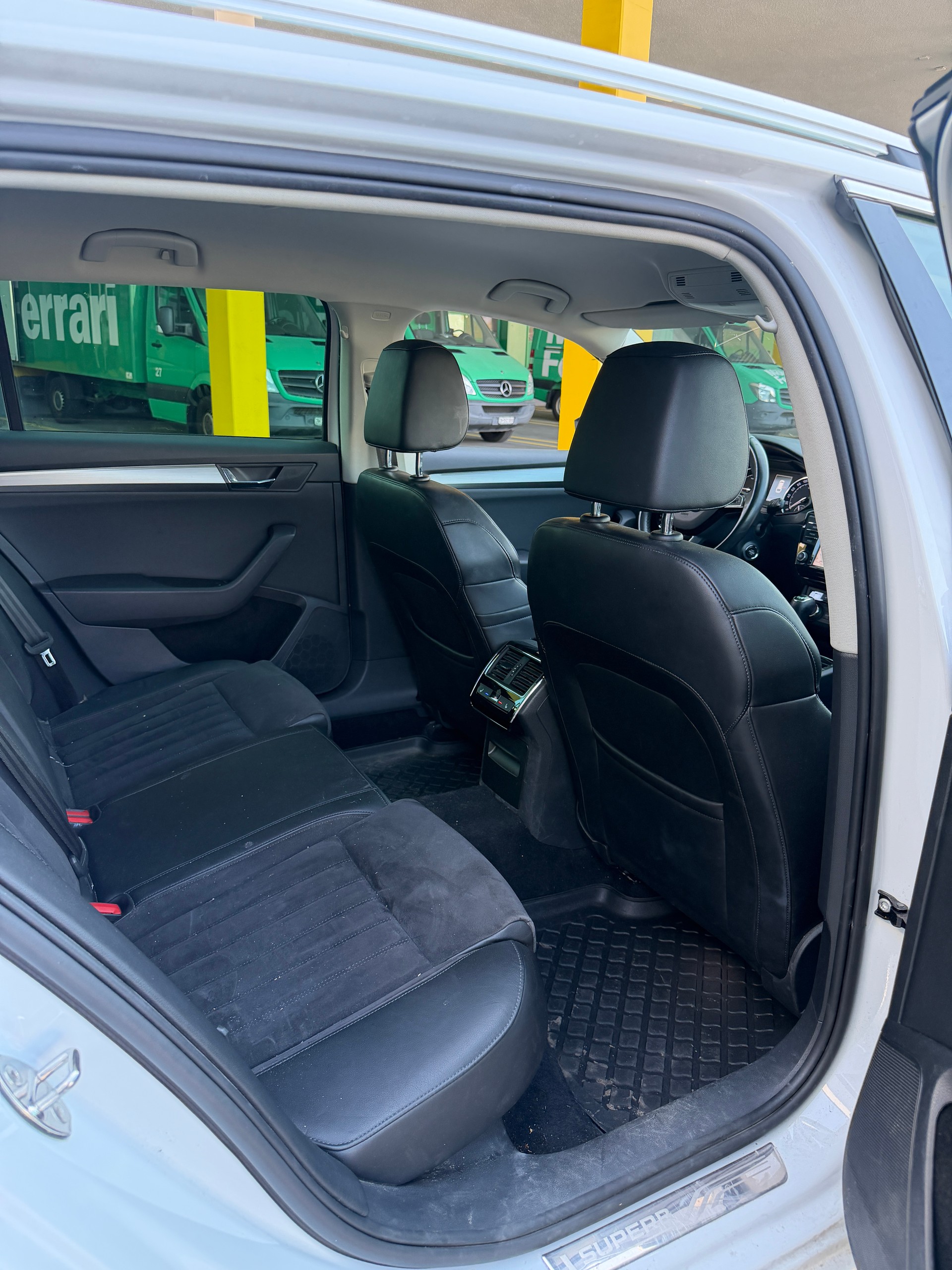 SKODA Superb Combi 2.0 TDi Style 4x4 DSG-image-15