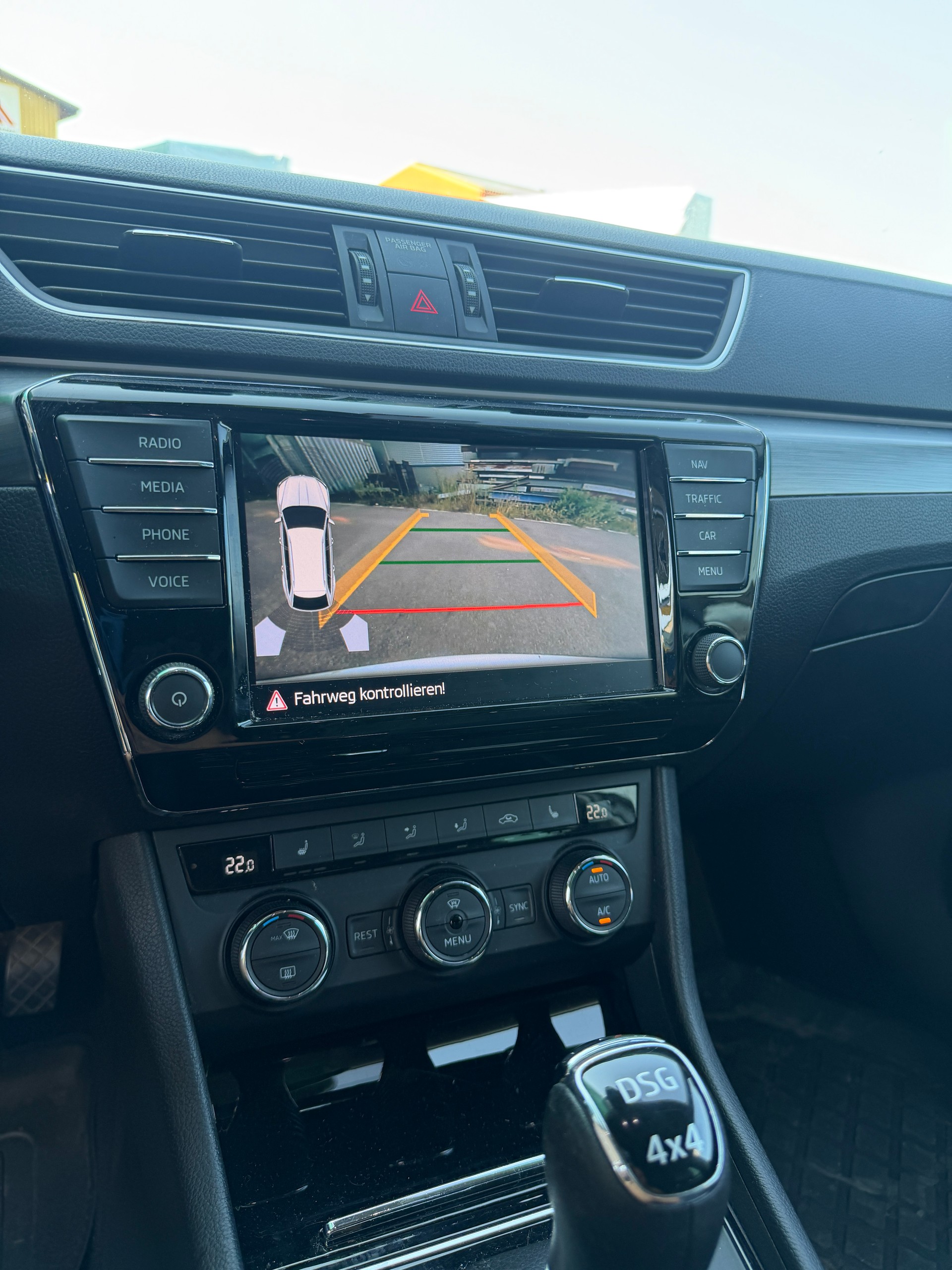 SKODA Superb Combi 2.0 TDi Style 4x4 DSG-image-11