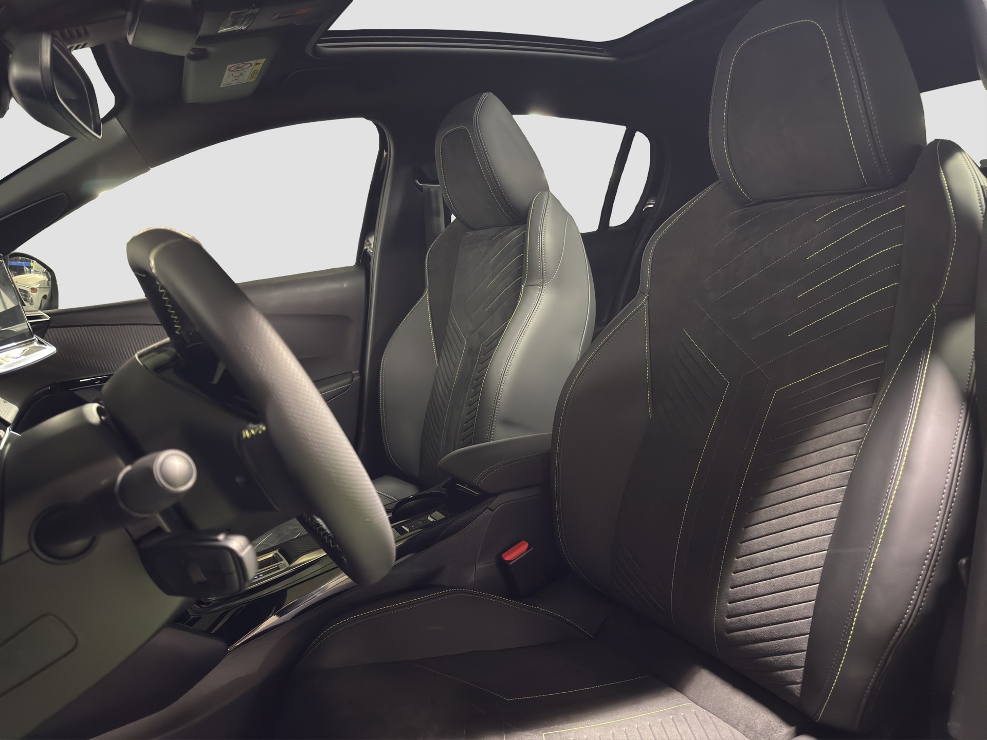 PEUGEOT 208 1.2 Hybrid 145 GT Exclusive-image-8