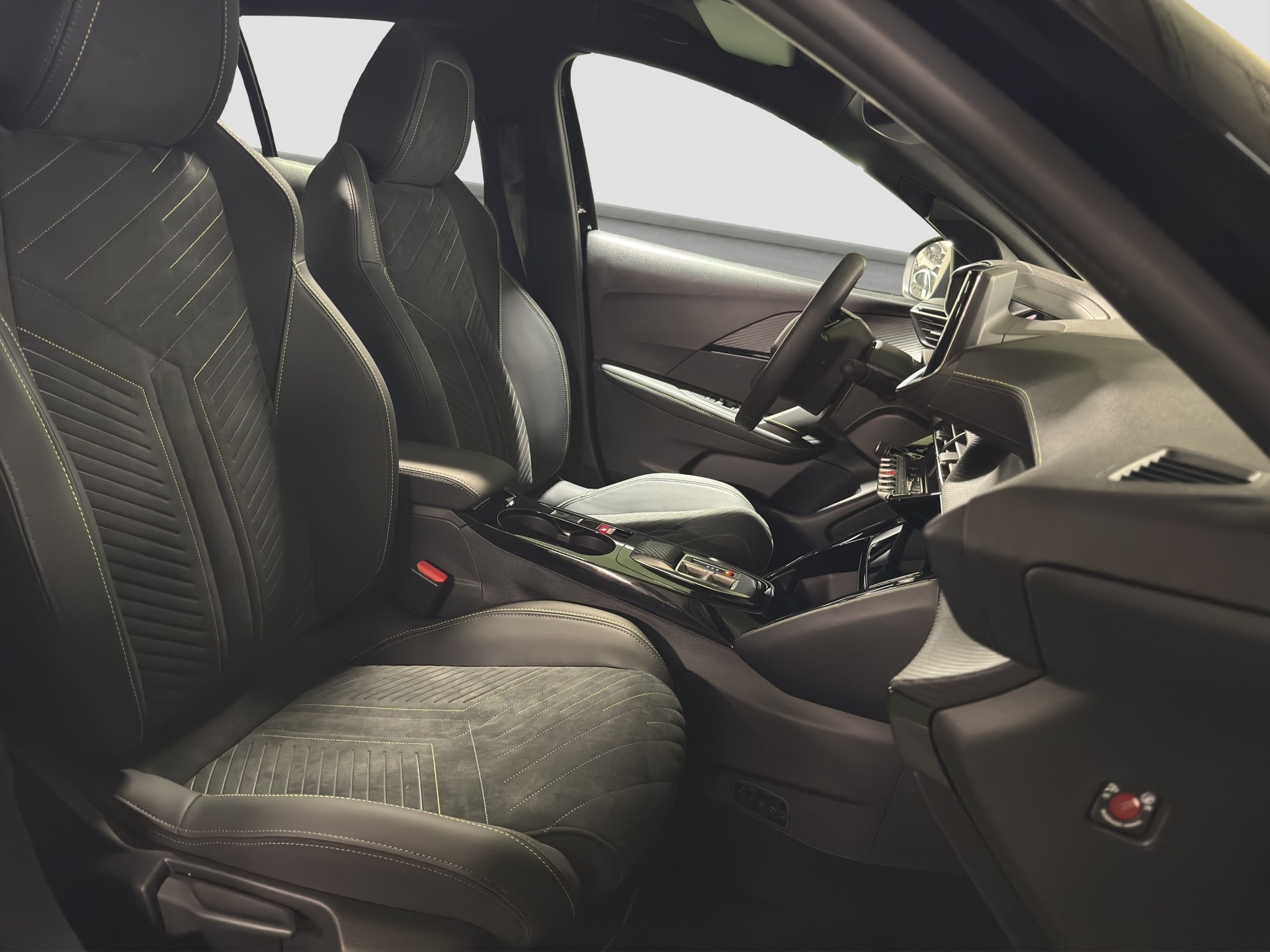 PEUGEOT 208 1.2 Hybrid 145 GT Exclusive-image-9