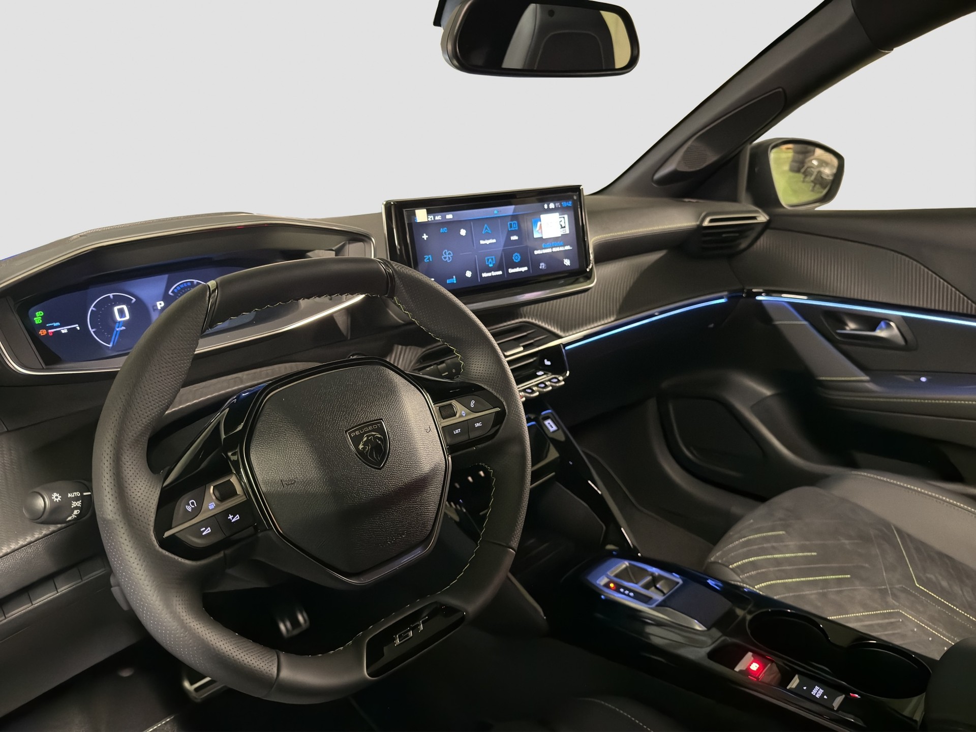PEUGEOT 208 1.2 Hybrid 145 GT Exclusive-image-12