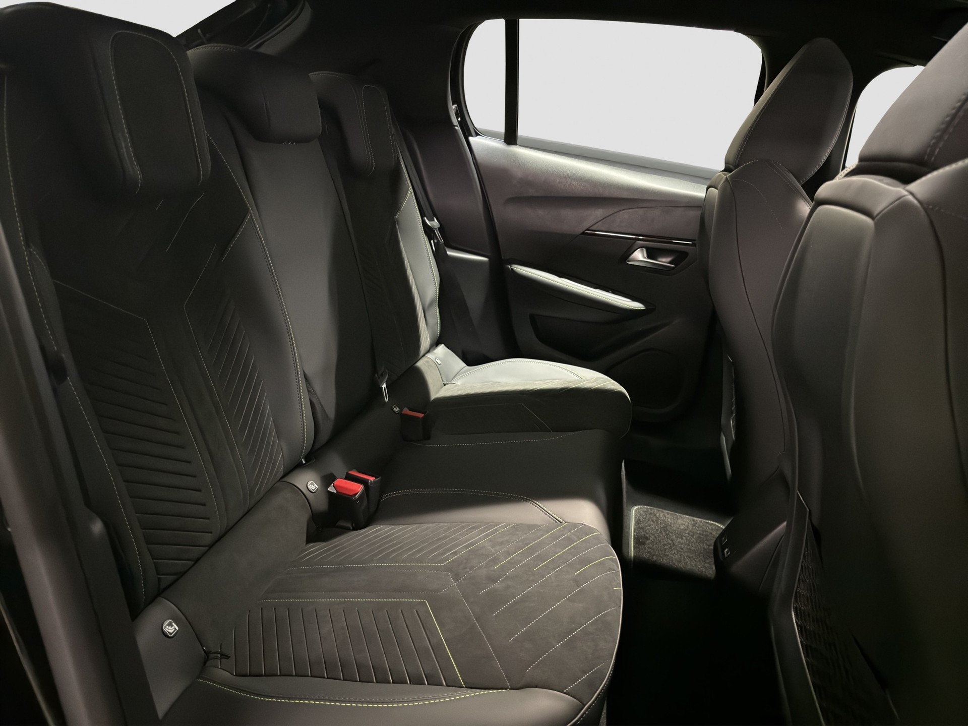 PEUGEOT 208 1.2 Hybrid 145 GT Exclusive-image-11