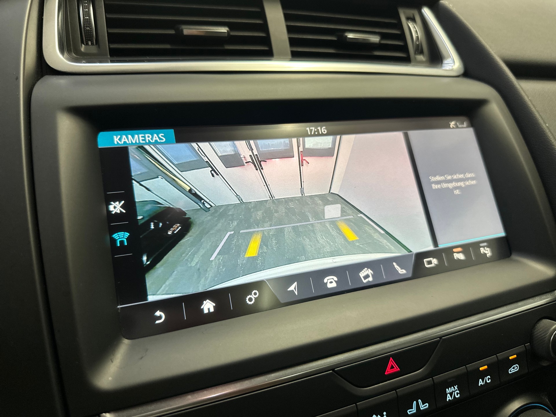 JAGUAR E-Pace 2.0 P250 R-Dynamic SE AWD Automatik-image-18