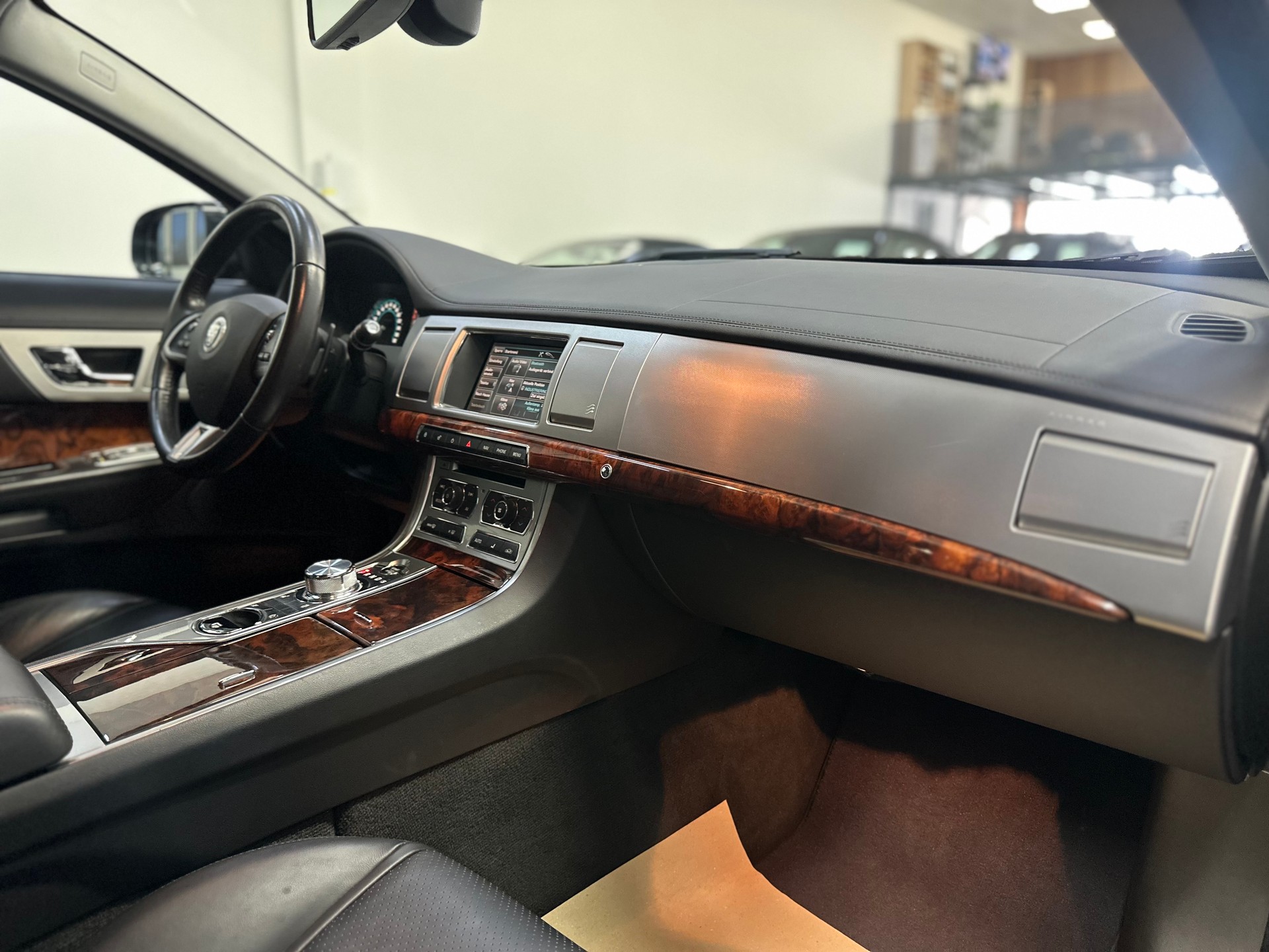 JAGUAR XF 3.0d V6 Luxury-image-12