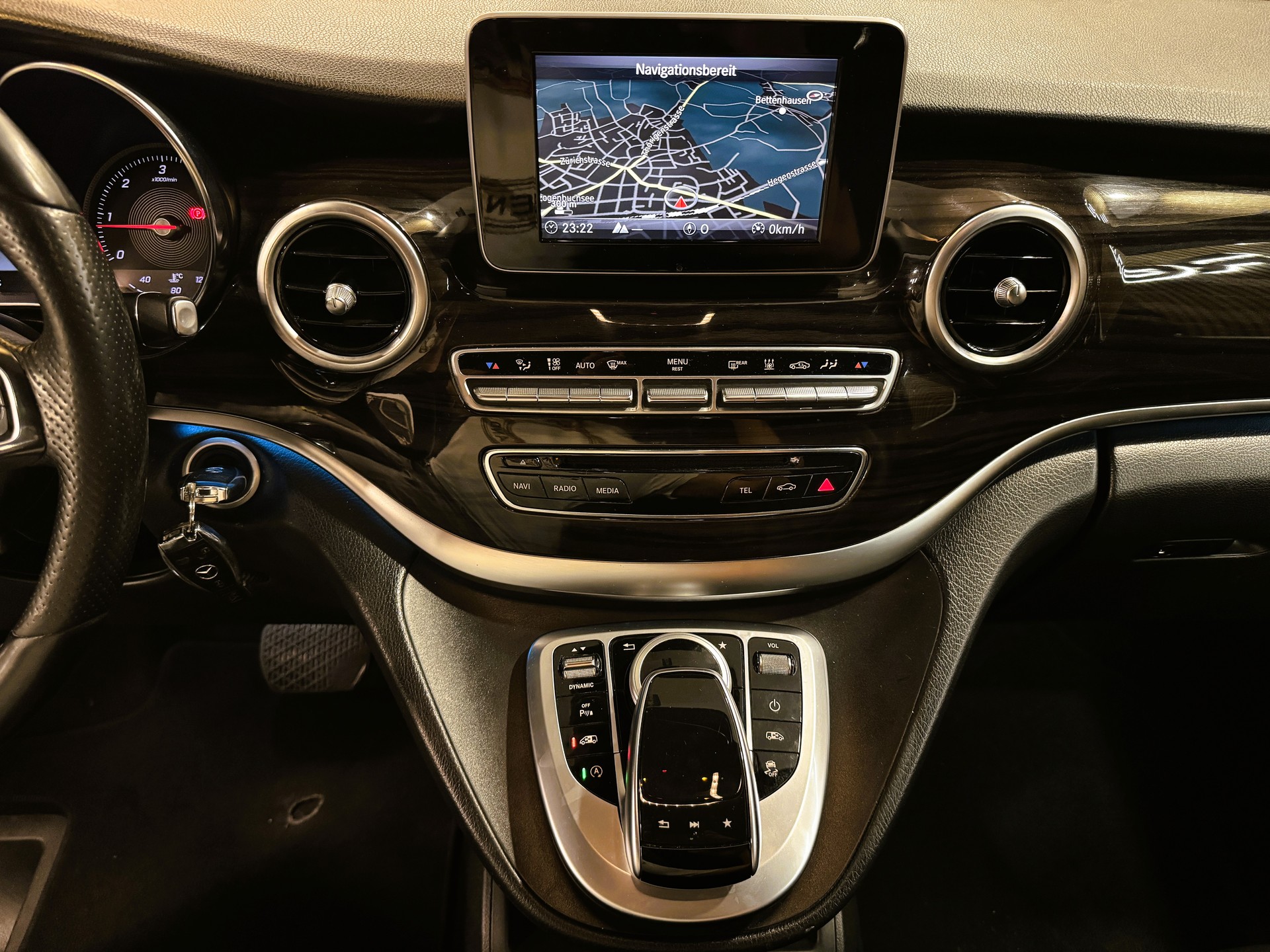 MERCEDES-BENZ V 250 d Avantgarde extralang 4M 7G-Tronic-image-13