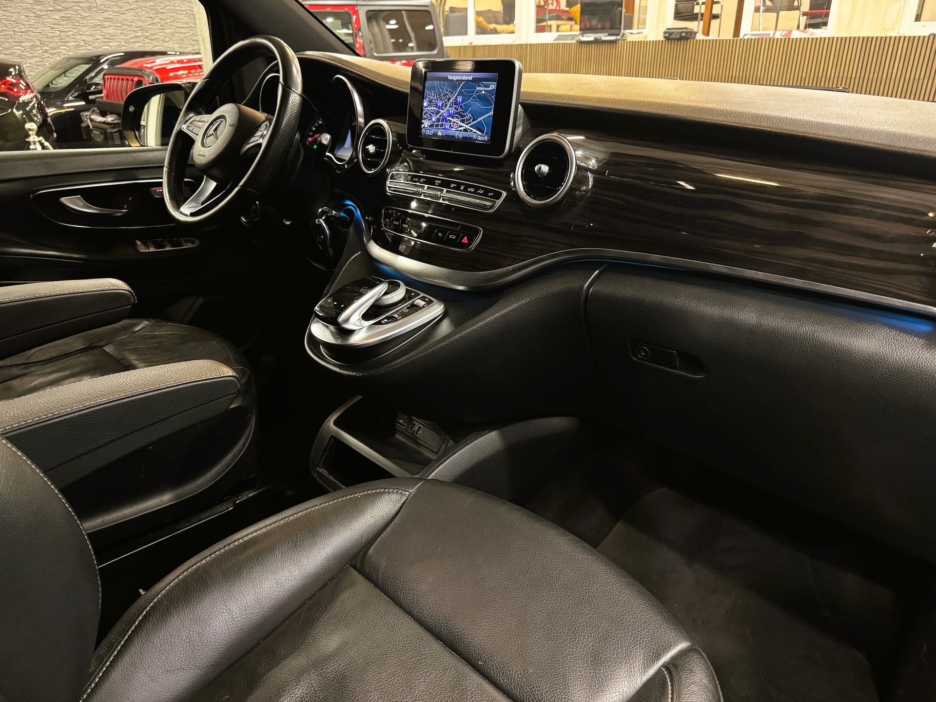 MERCEDES-BENZ V 250 d Avantgarde extralang 4M 7G-Tronic-image-21