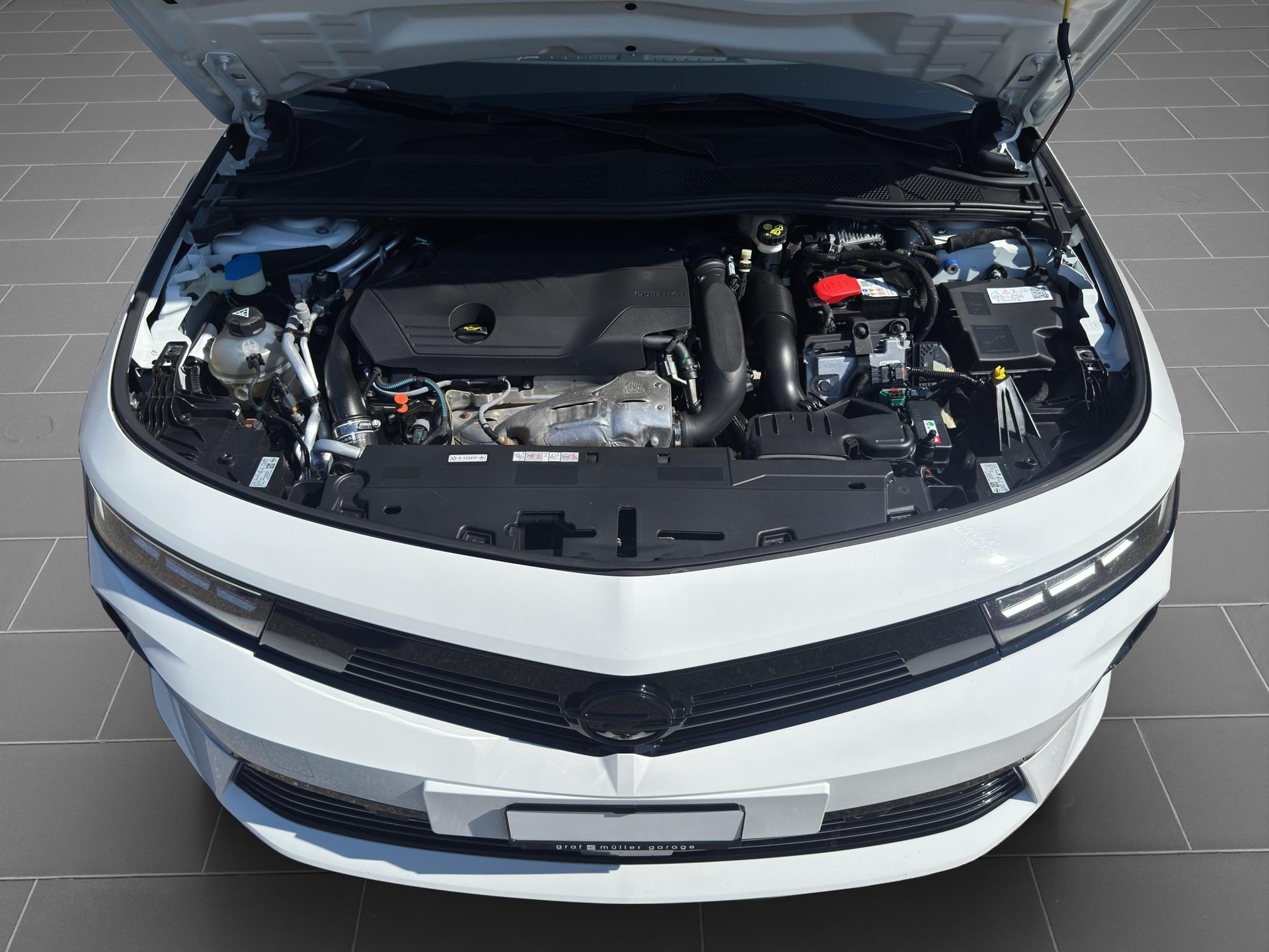 OPEL Astra 1.6 T PHEV 180 Swiss Plus-image-19