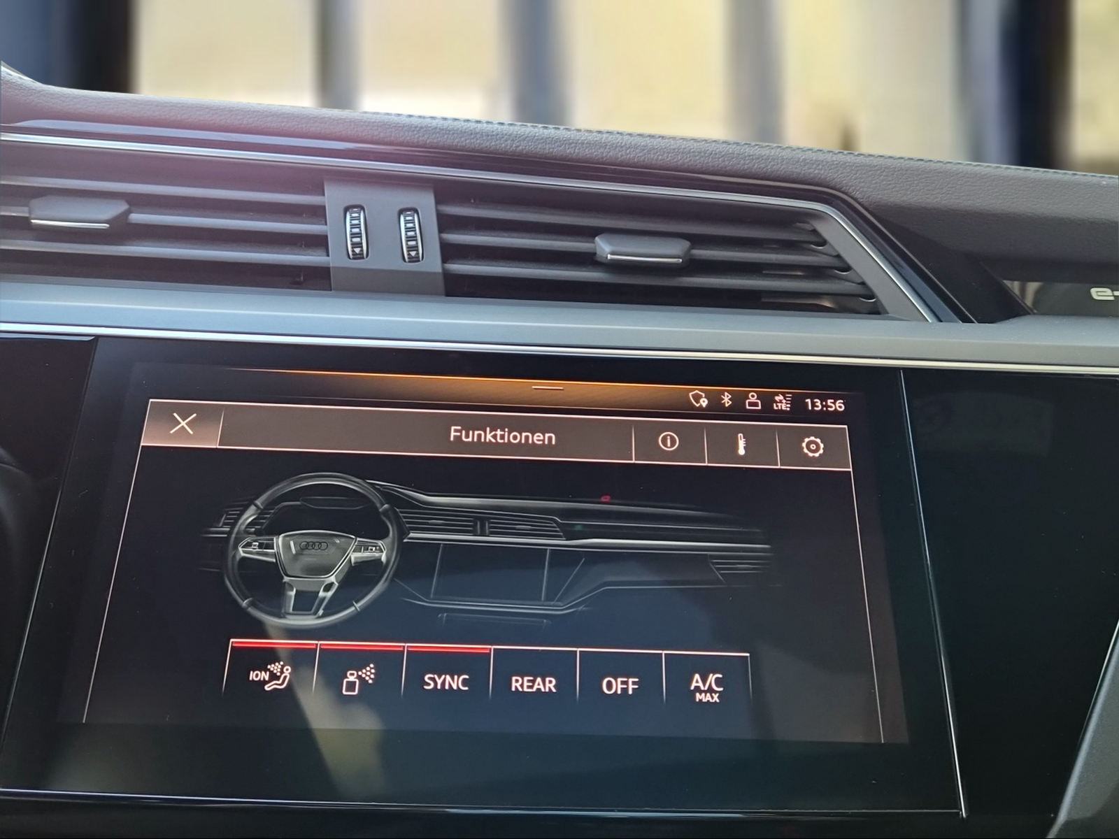 AUDI e-tron 55 Advanced quattro Mythosschwar Metallic-image-14
